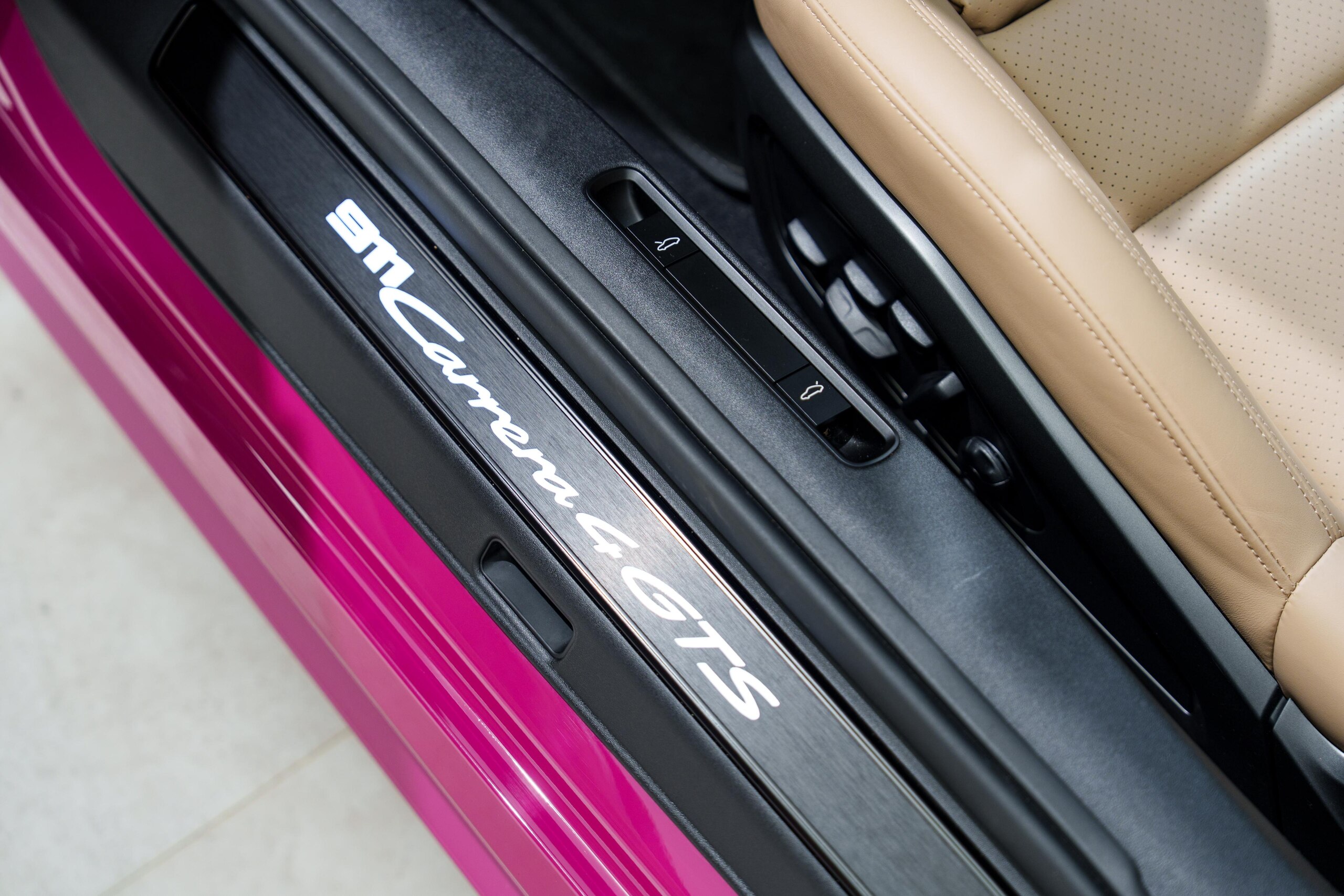2024 Porsche 911 Carrera 4 GTS — Photo 8 / 23