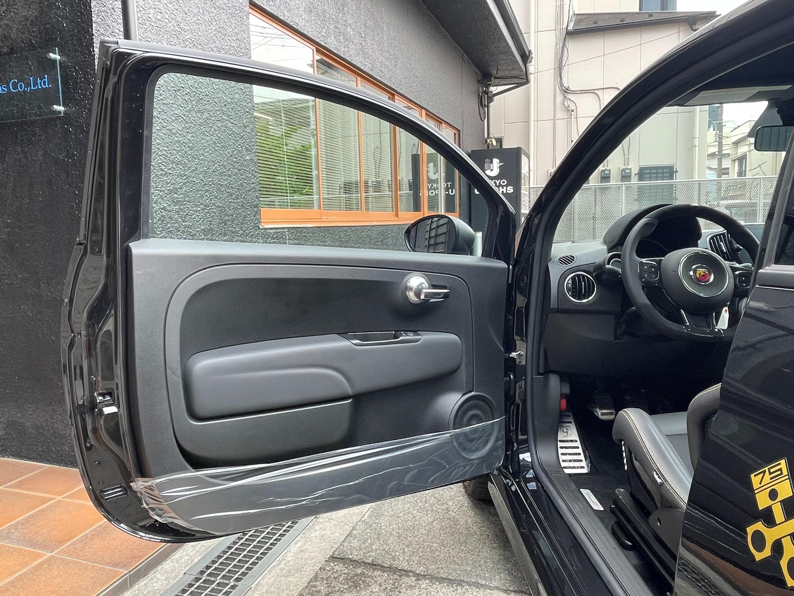 2025 Abarth 695 75th Anniversary — Photo 27 / 33