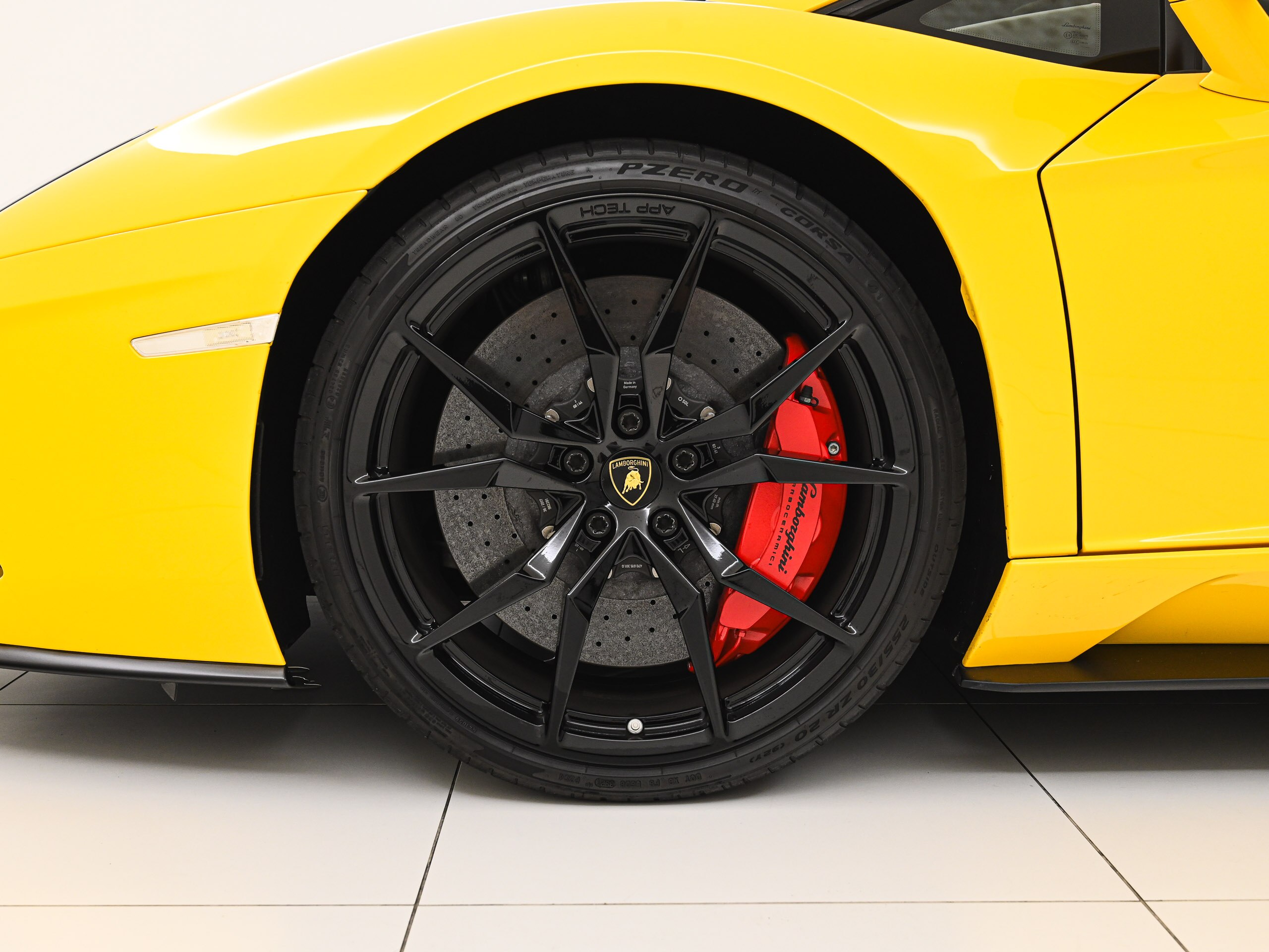 2017 Lamborghini Aventador S — Photo 17 / 19