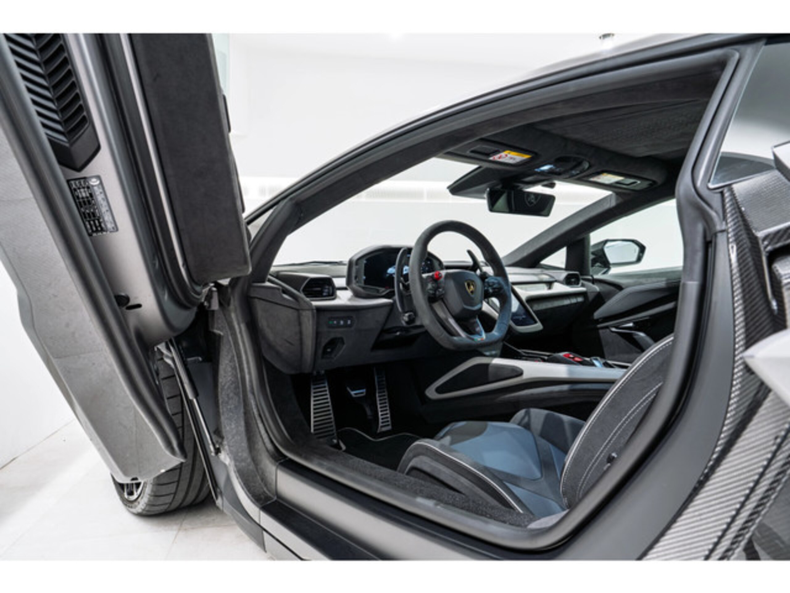2024 Lamborghini Revuelto — Photo 7 / 31