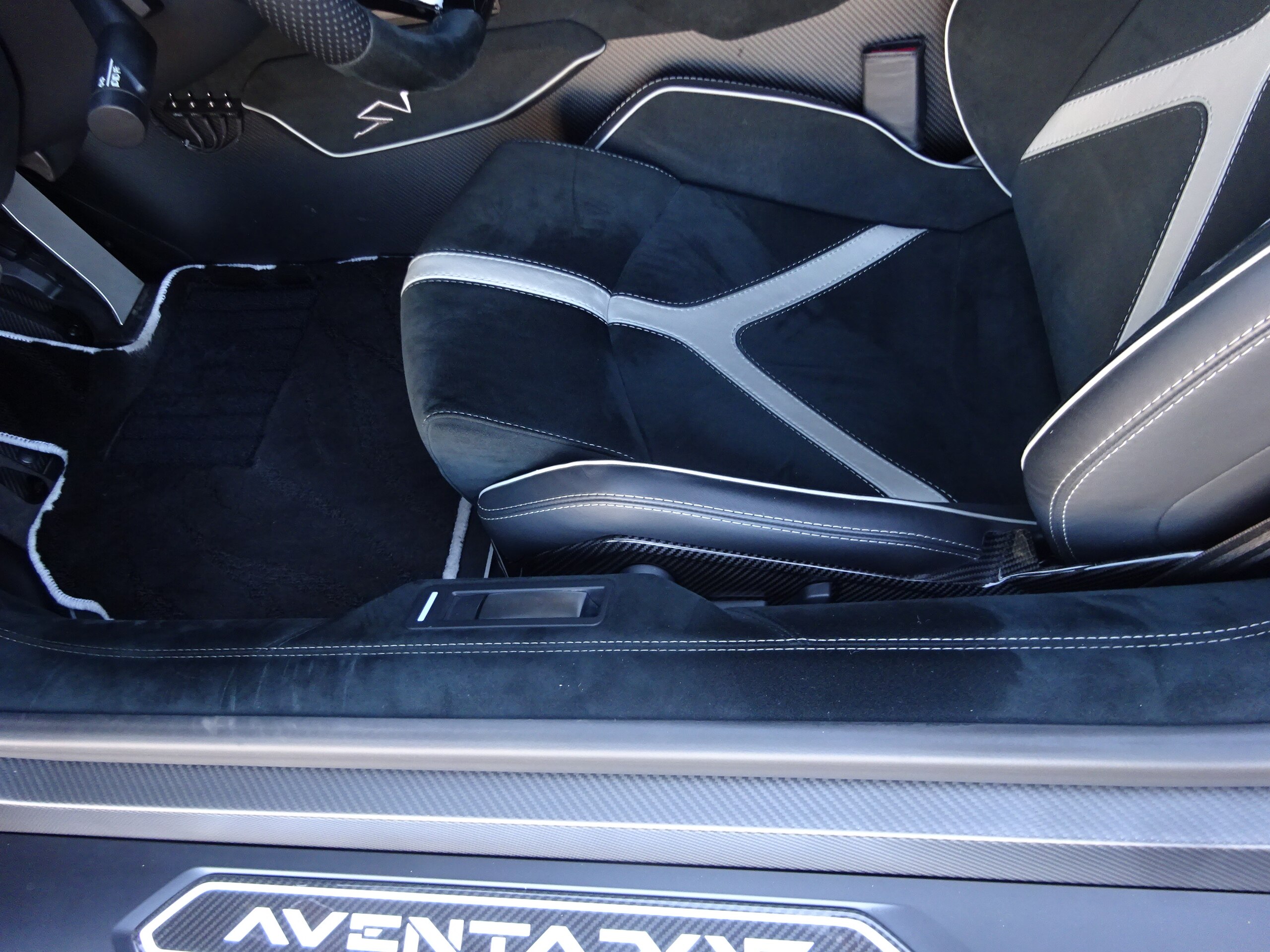 2016 Lamborghini Aventador SV — Photo 6 / 9