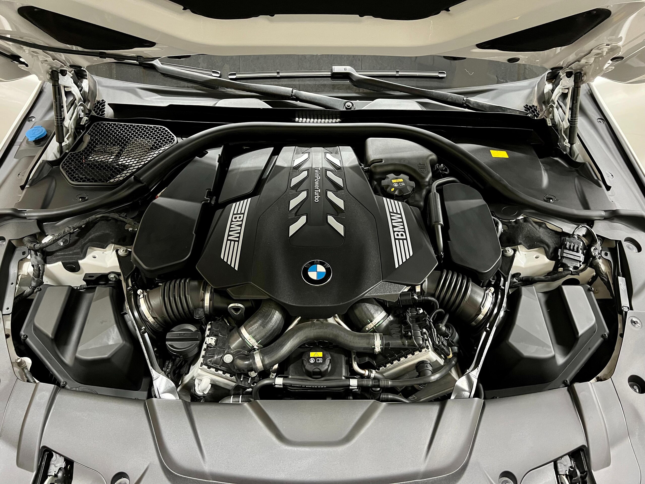 2020 BMW 750i xDrive M Sport — Photo 8 / 19