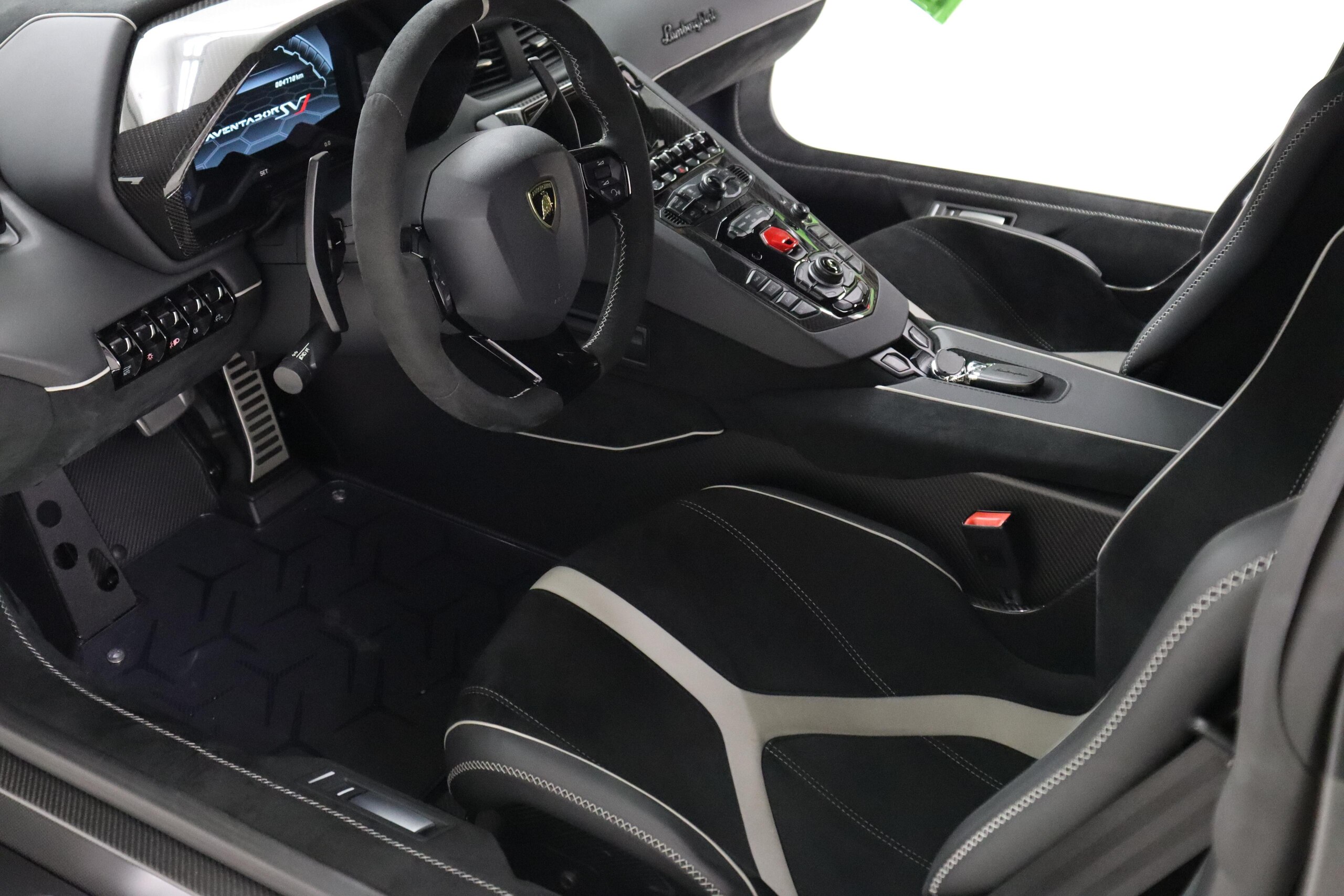 2019 Lamborghini Aventador SVJ — Photo 17 / 28
