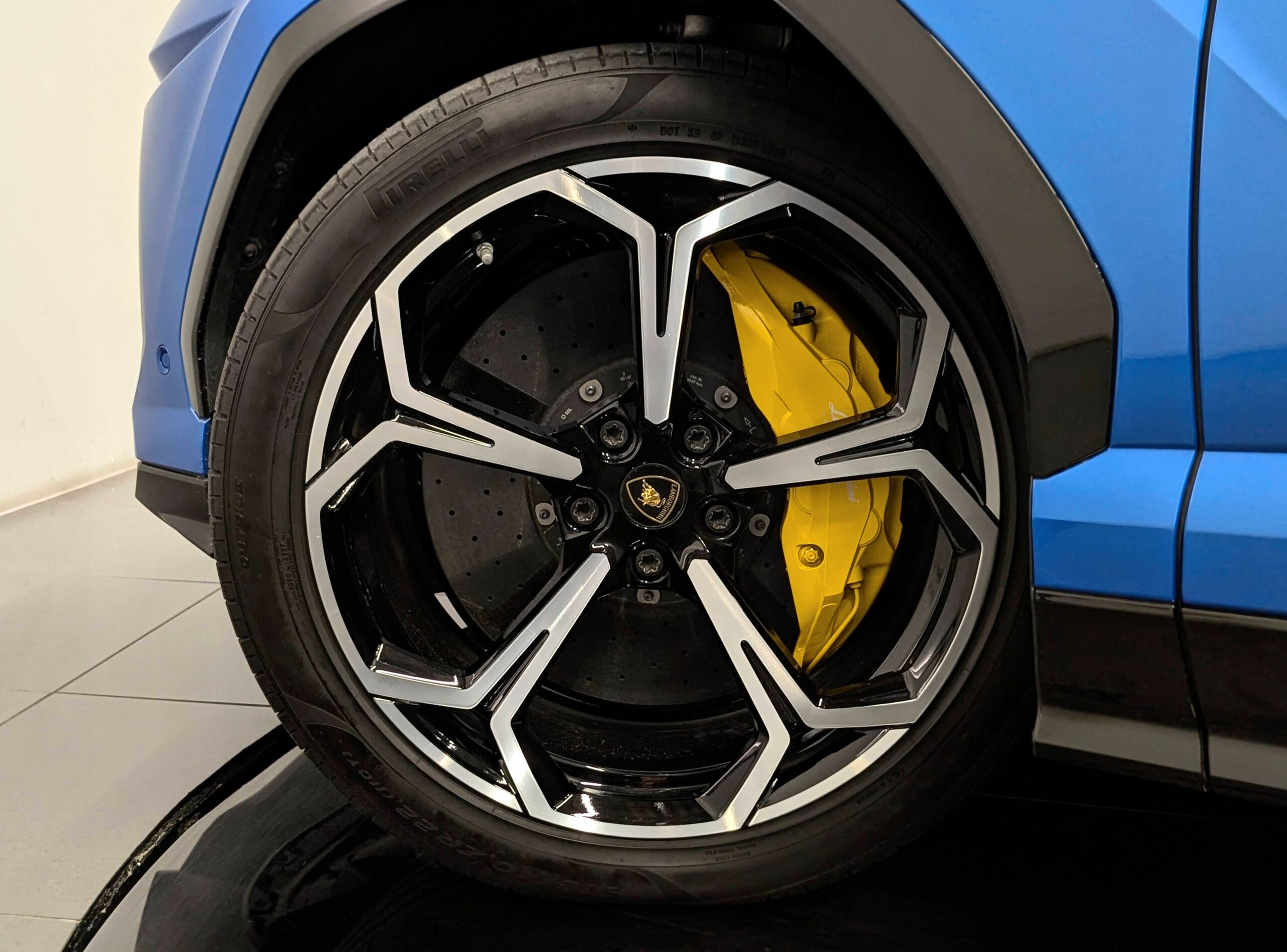 2019 Lamborghini Urus — Photo 18 / 21