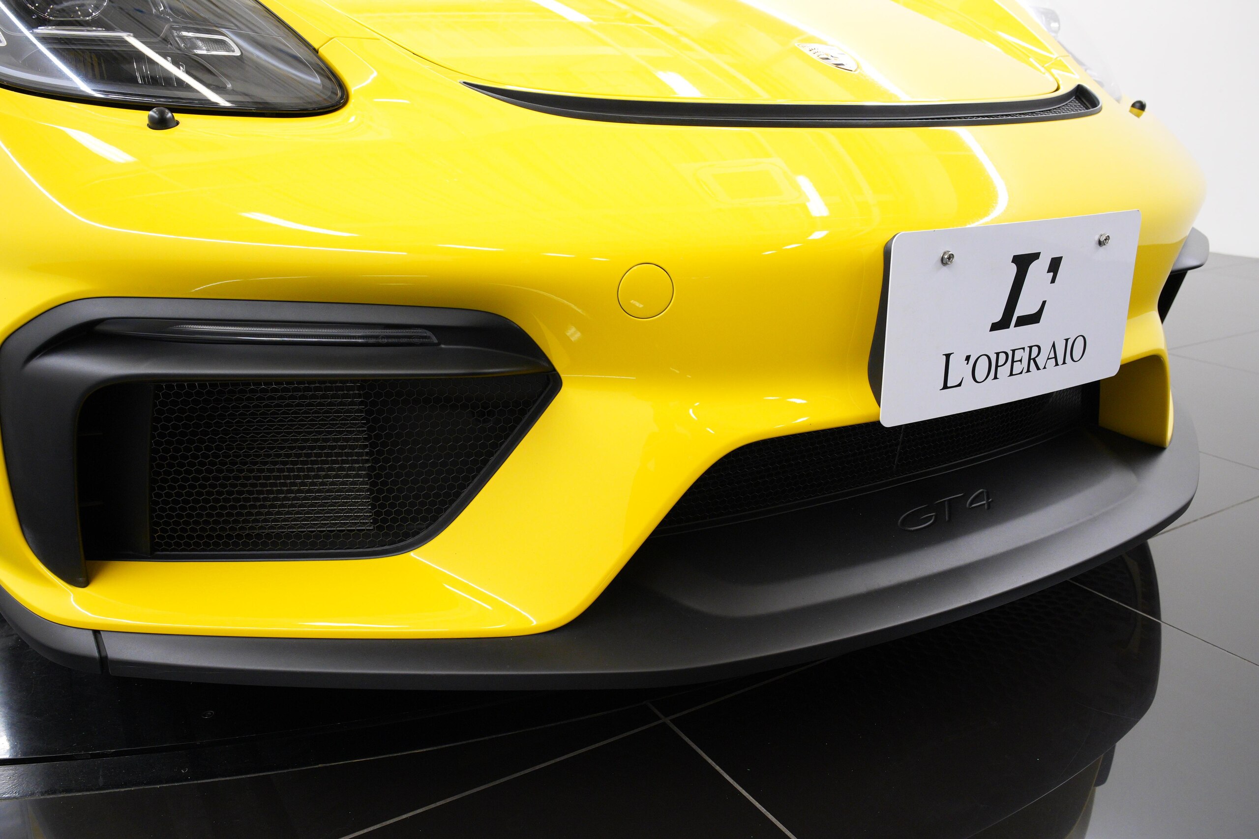 2022 Porsche 718 Cayman GT4 — Photo 24 / 35