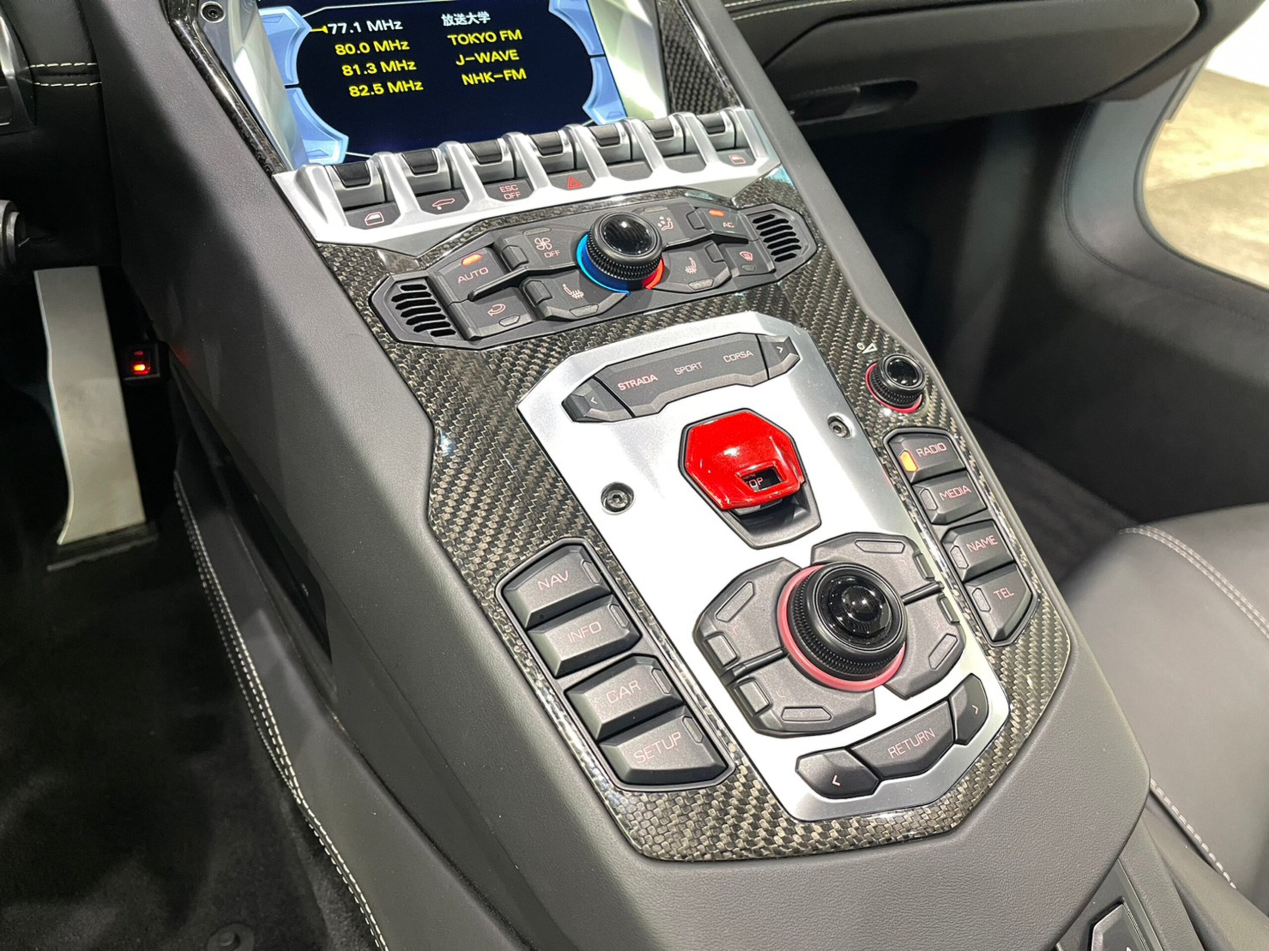 2015 Lamborghini Aventador Roadster — Photo 12 / 20