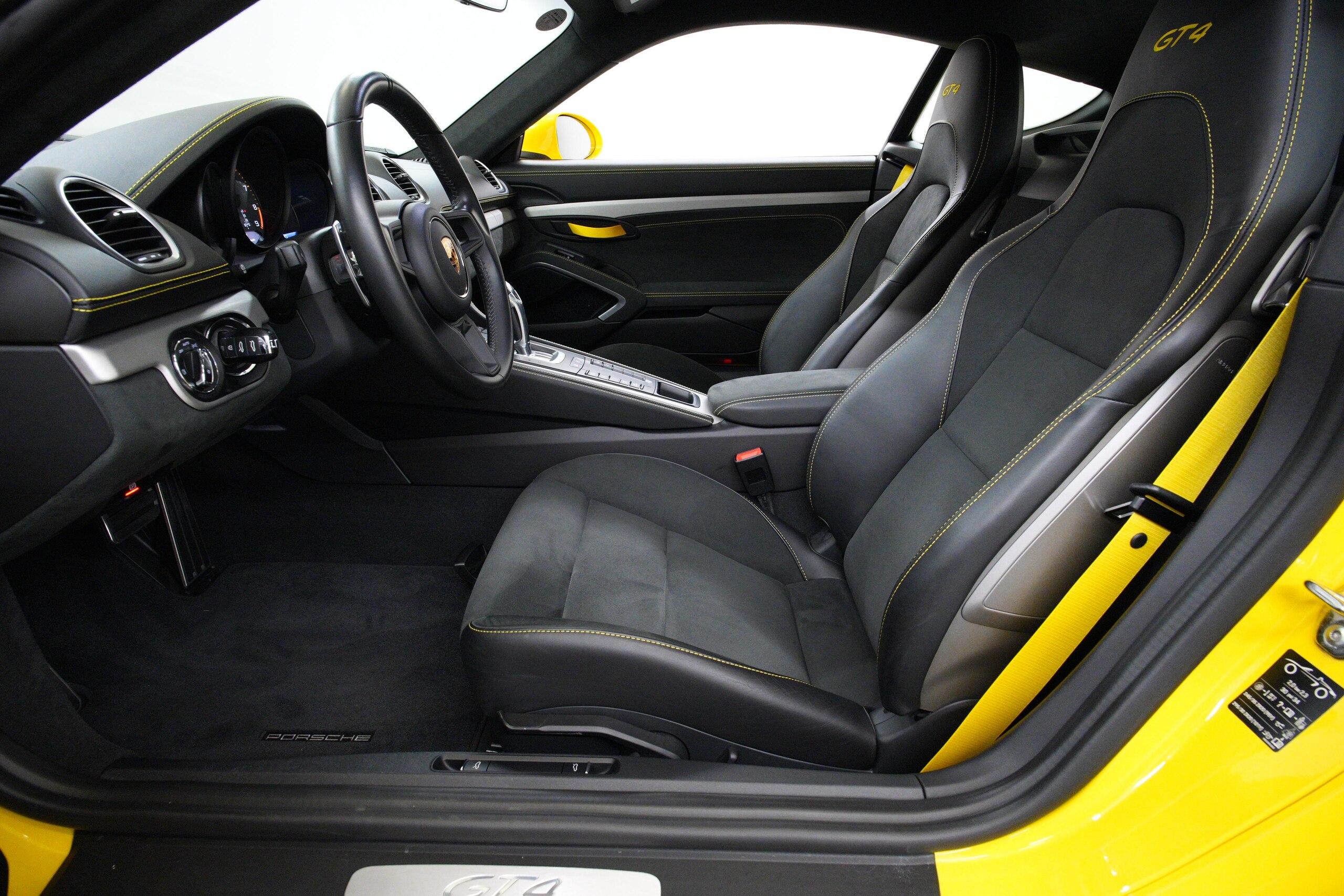2022 Porsche 718 Cayman GT4 — Photo 7 / 35