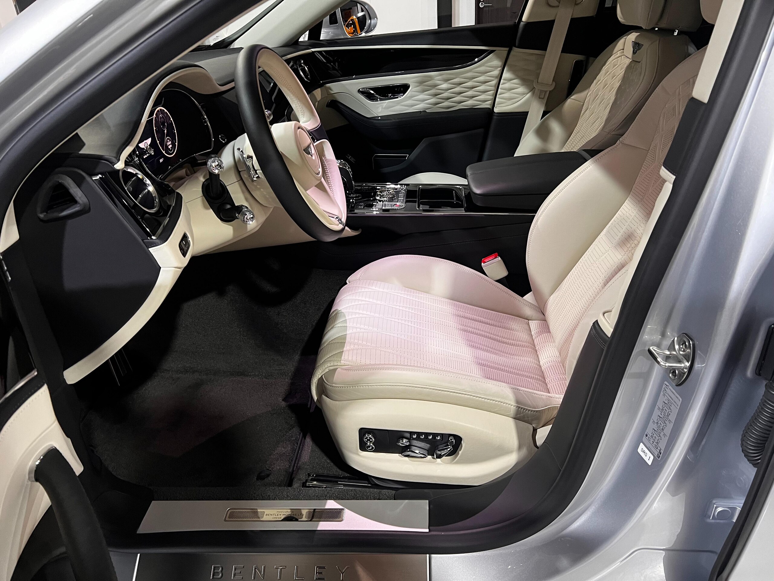 2020 Bentley Flying Spur — Photo 8 / 22