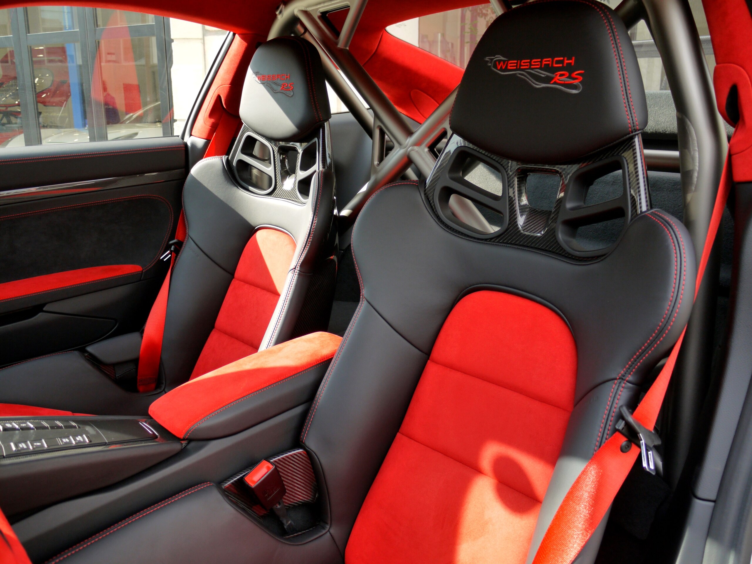 2019 Porsche 911 GT2 RS — Photo 8 / 12