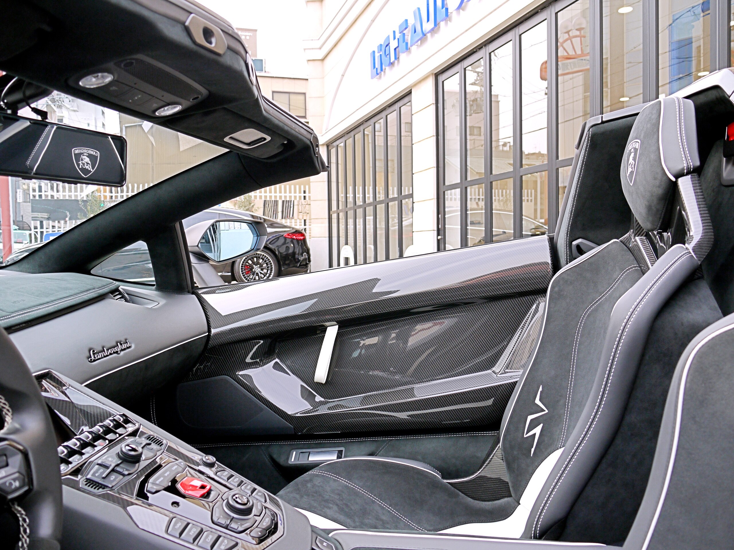 2017 Lamborghini Aventador Roadster SV — Photo 13 / 17