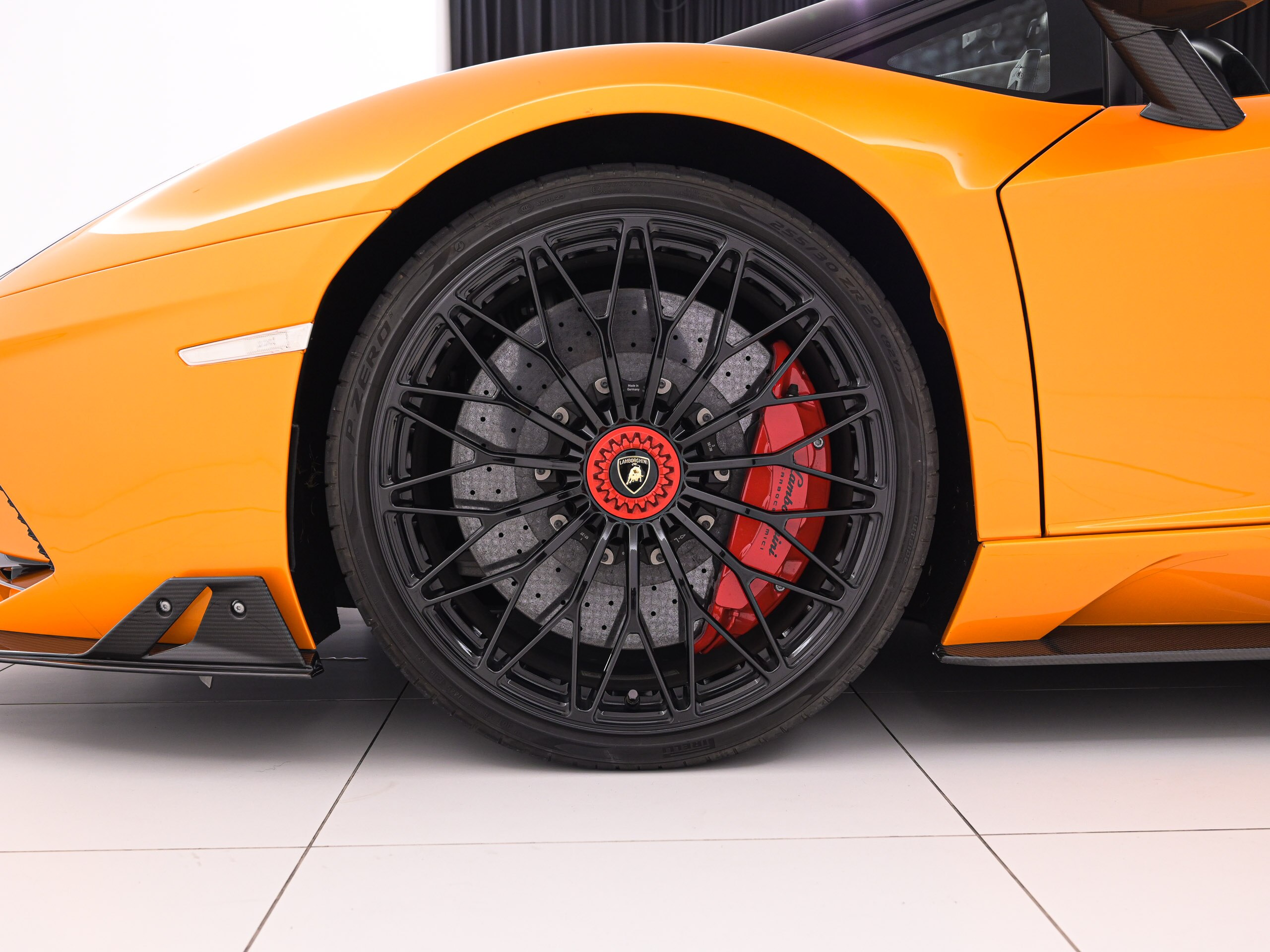 2018 Lamborghini Aventador Roadster S — Photo 22 / 24