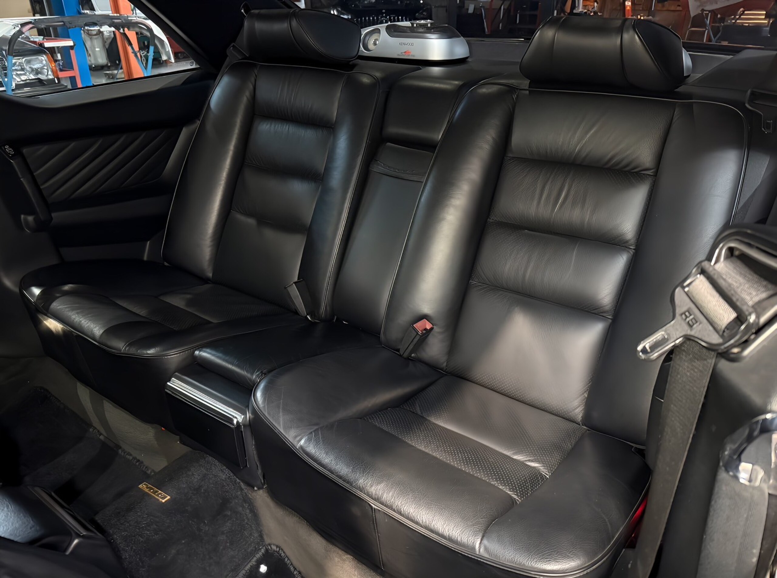 1991 Mercedes Benz 560SEC — Photo 18 / 21