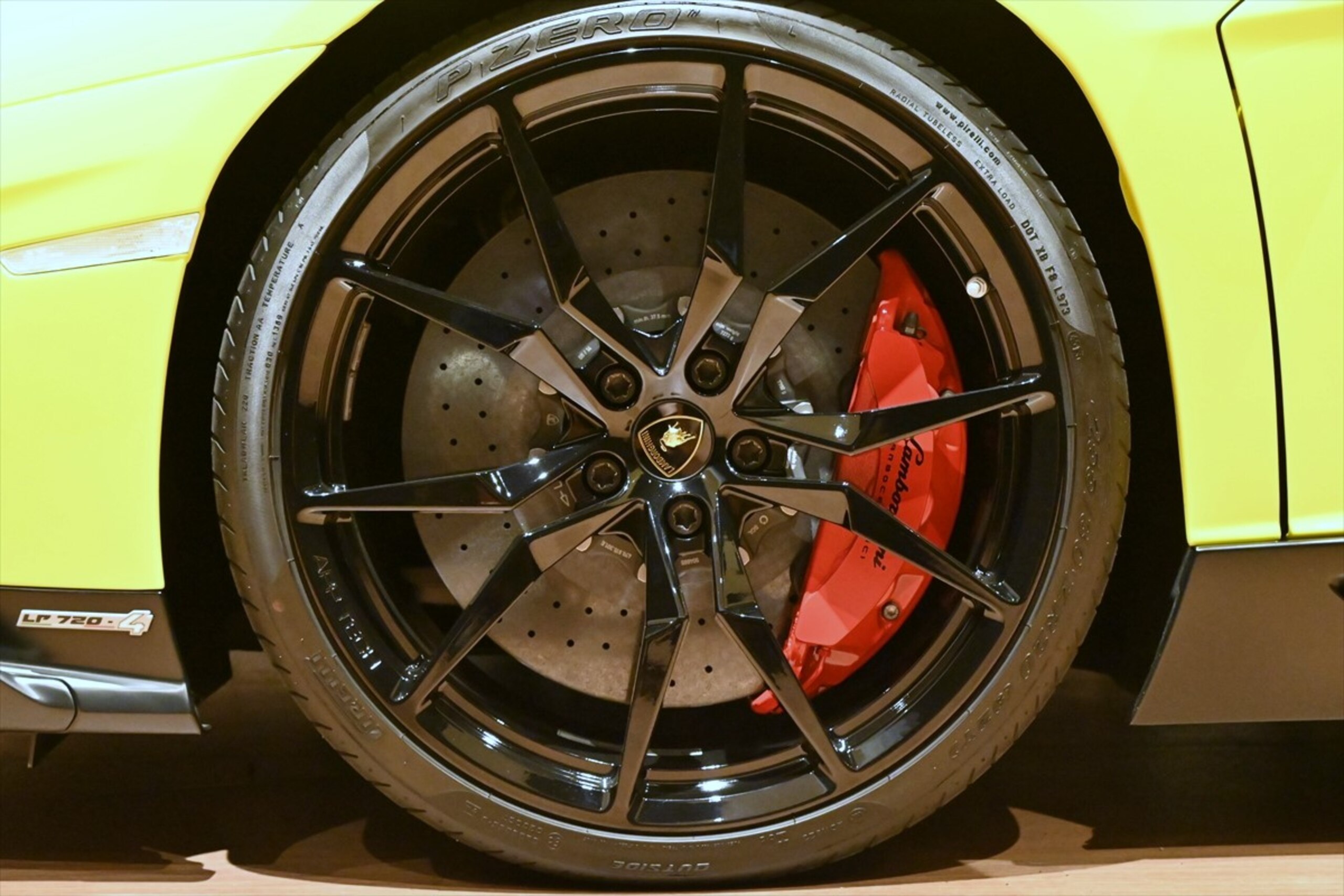 2014 Lamborghini Aventador Roadster LP720-4 — Photo 20 / 22