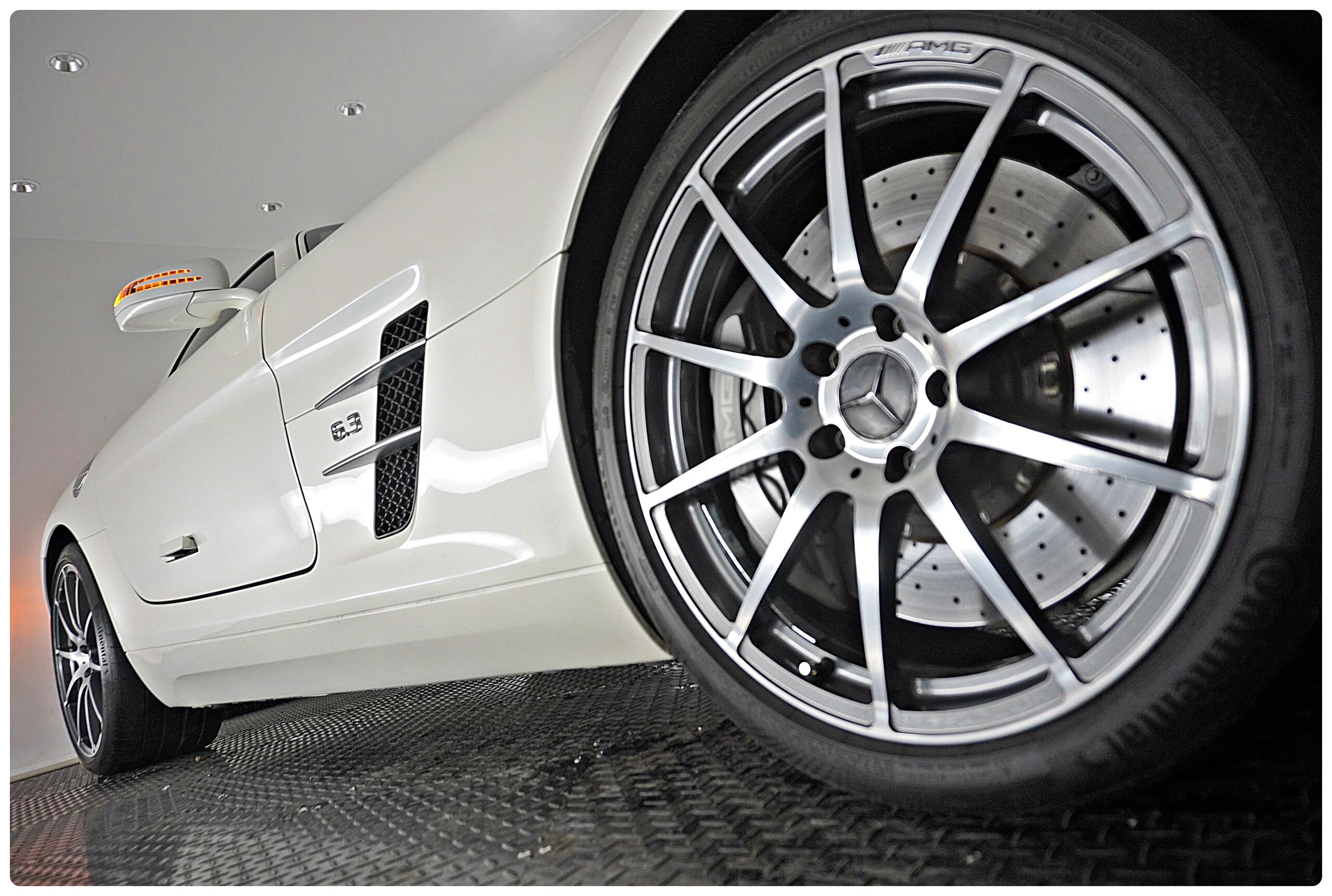 2010 Mercedes Benz SLS AMG — Photo 13 / 38