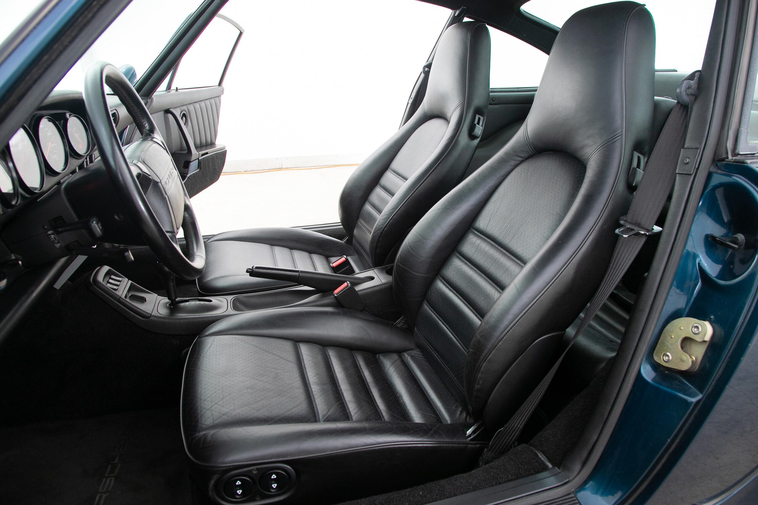 1993 Porsche 911 Carrera 2 — Photo 11 / 21