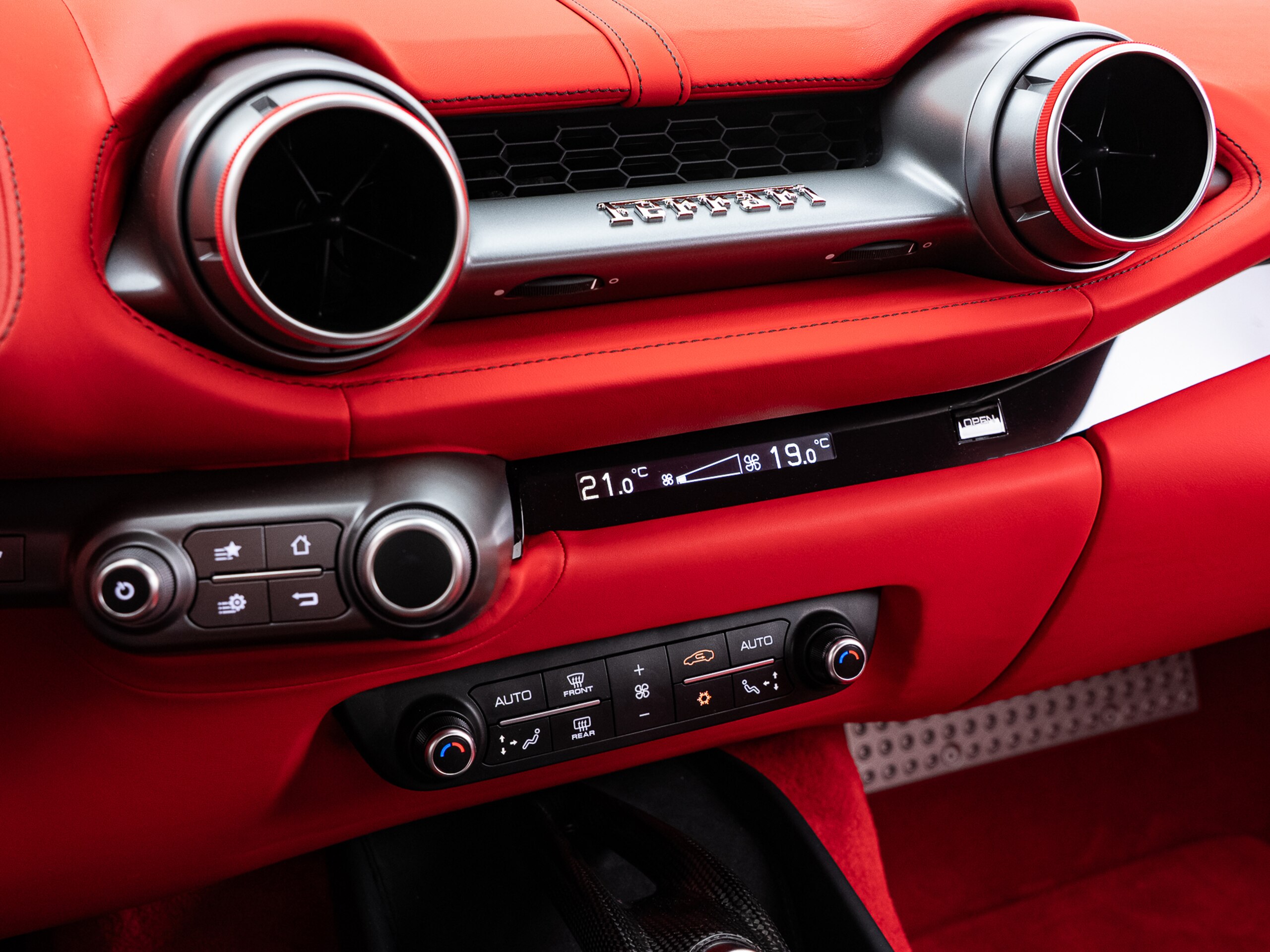 2021 Ferrari 812GTS — Photo 31 / 55
