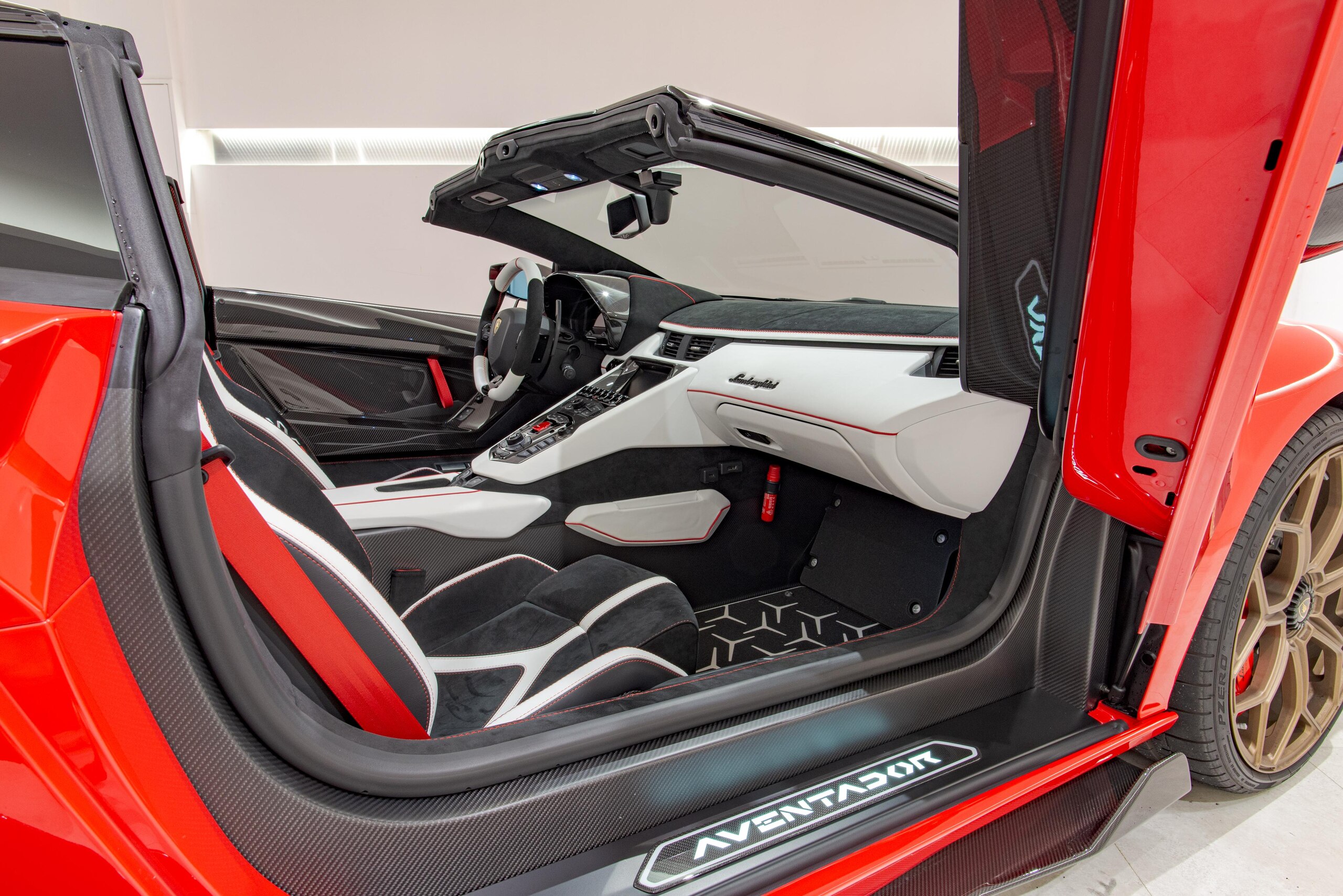 2021 Lamborghini Aventador SVJ Roadster — Photo 26 / 35
