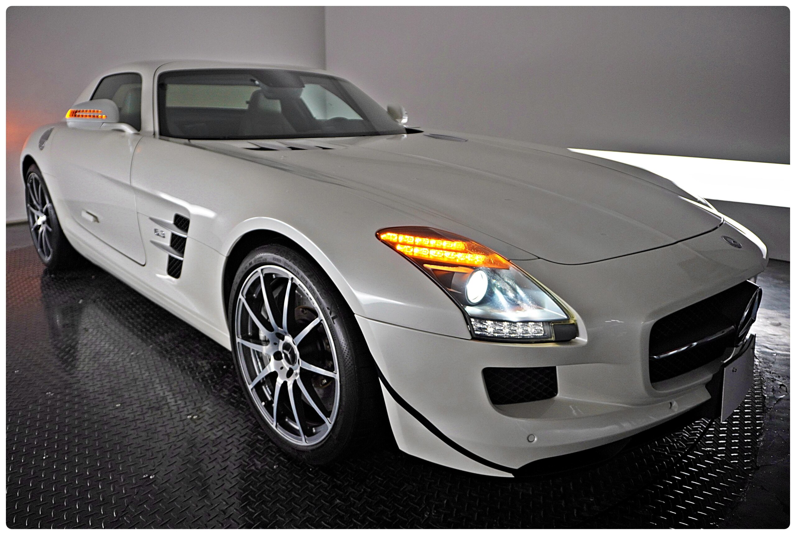 2010 Mercedes Benz SLS AMG — Photo 9 / 38