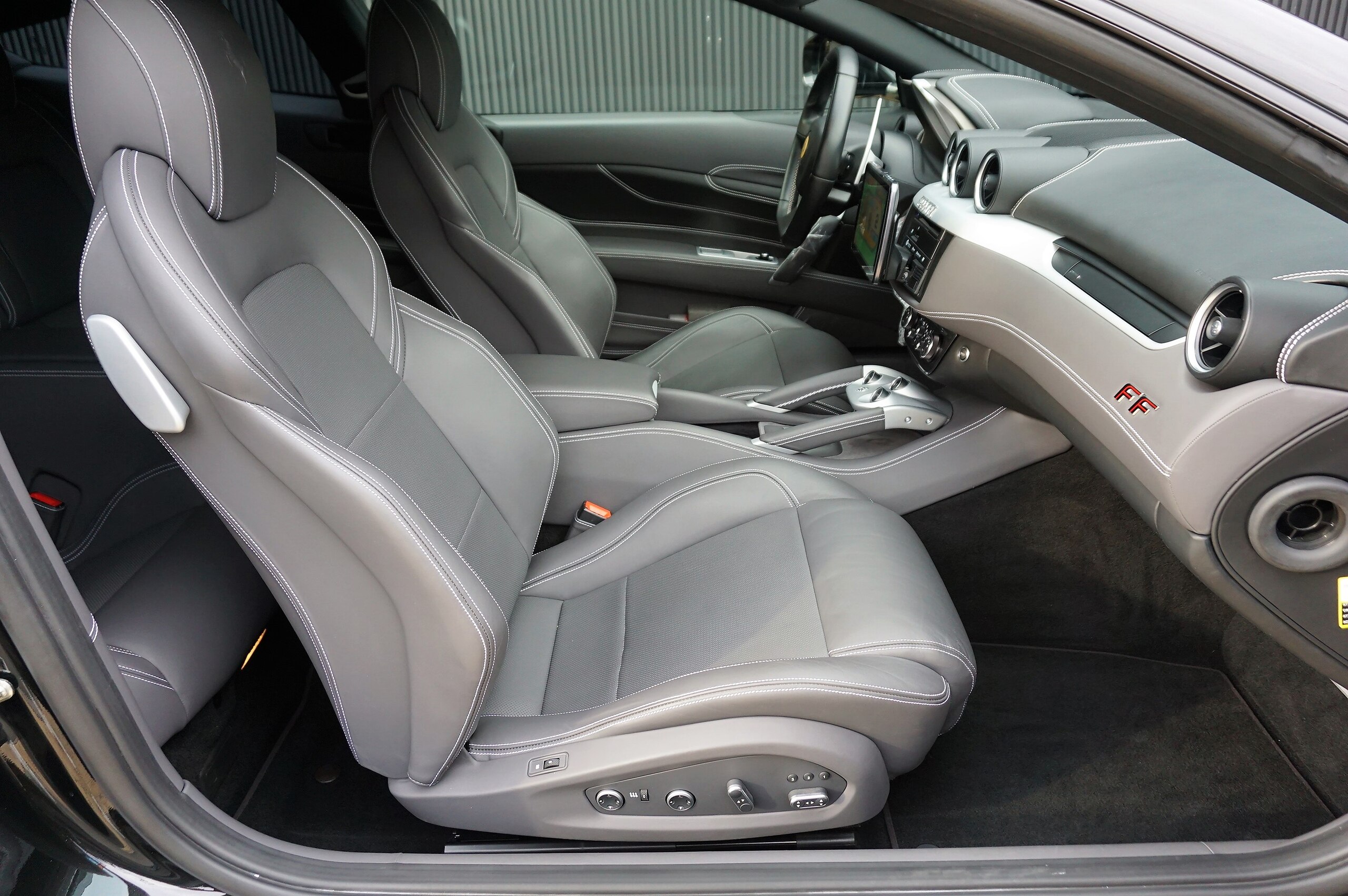 2013 Ferrari FF — Photo 12 / 17