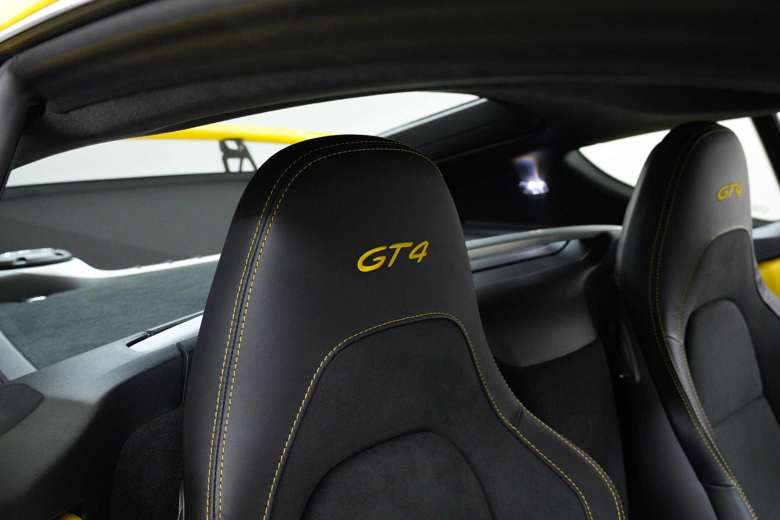 2022 Porsche 718 Cayman GT4 — Photo 19 / 35