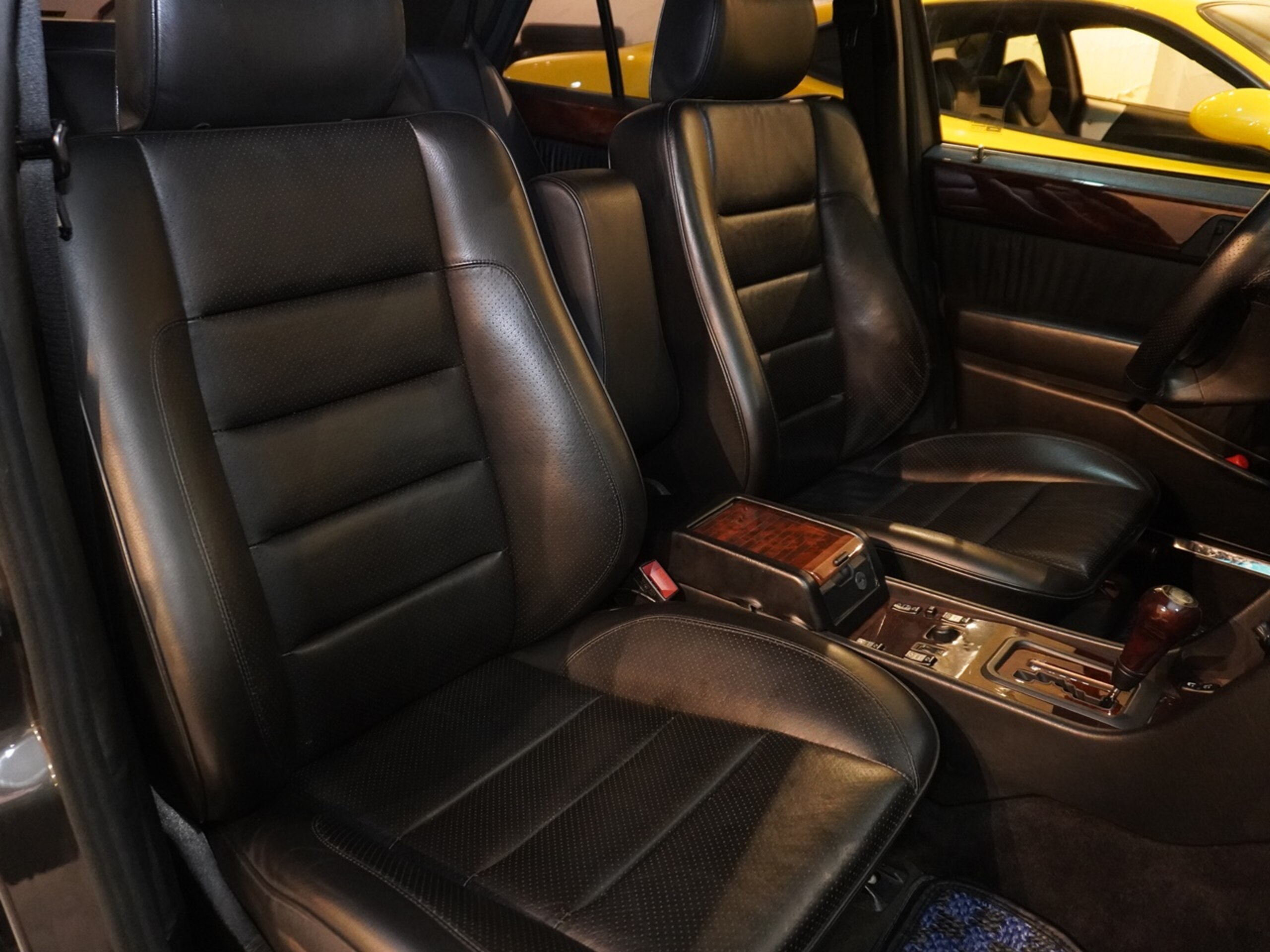 1993 Mercedes Benz E60 AMG — Photo 18 / 24