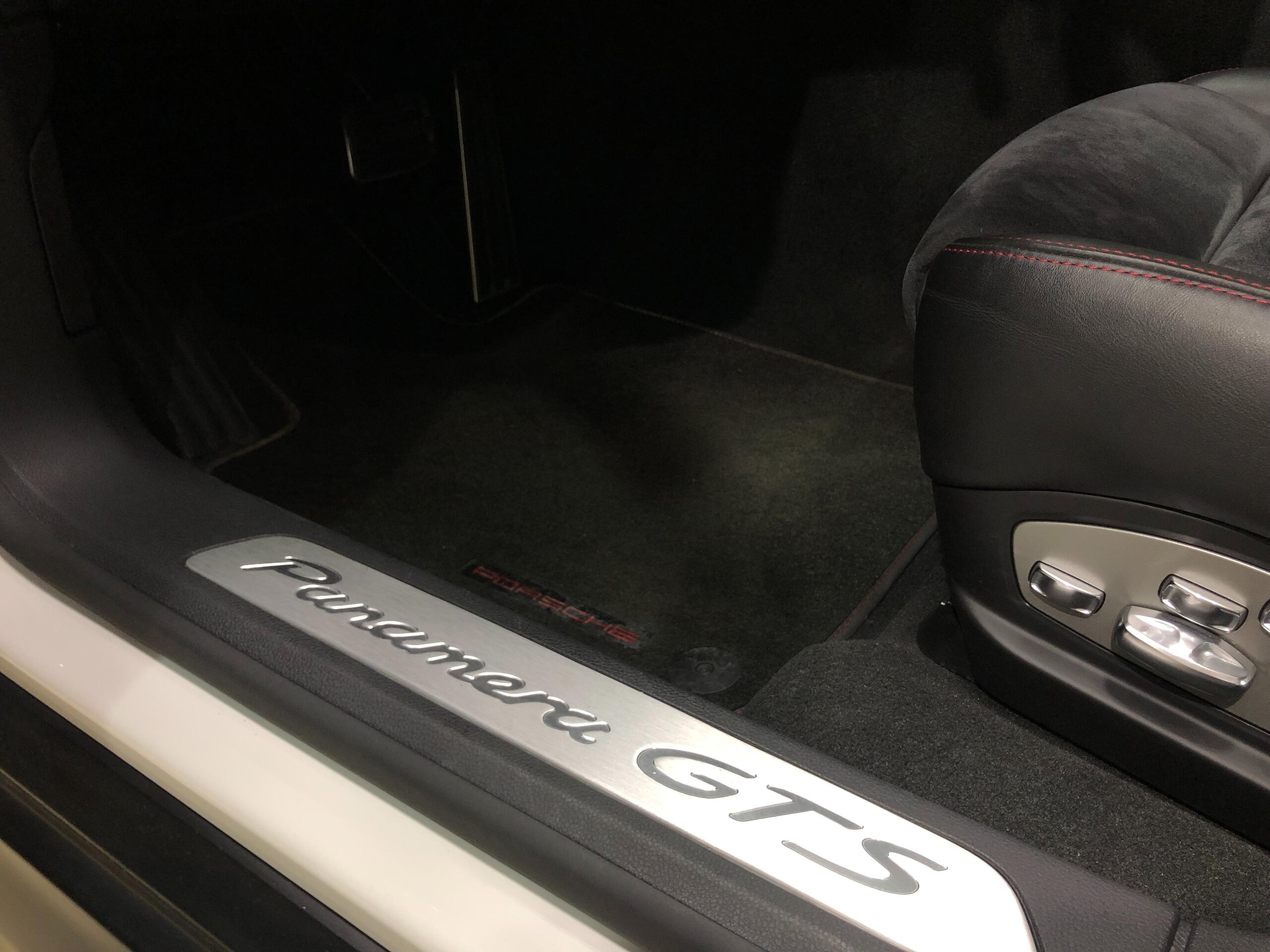 2012 Porsche Panamera GTS — Photo 28 / 32