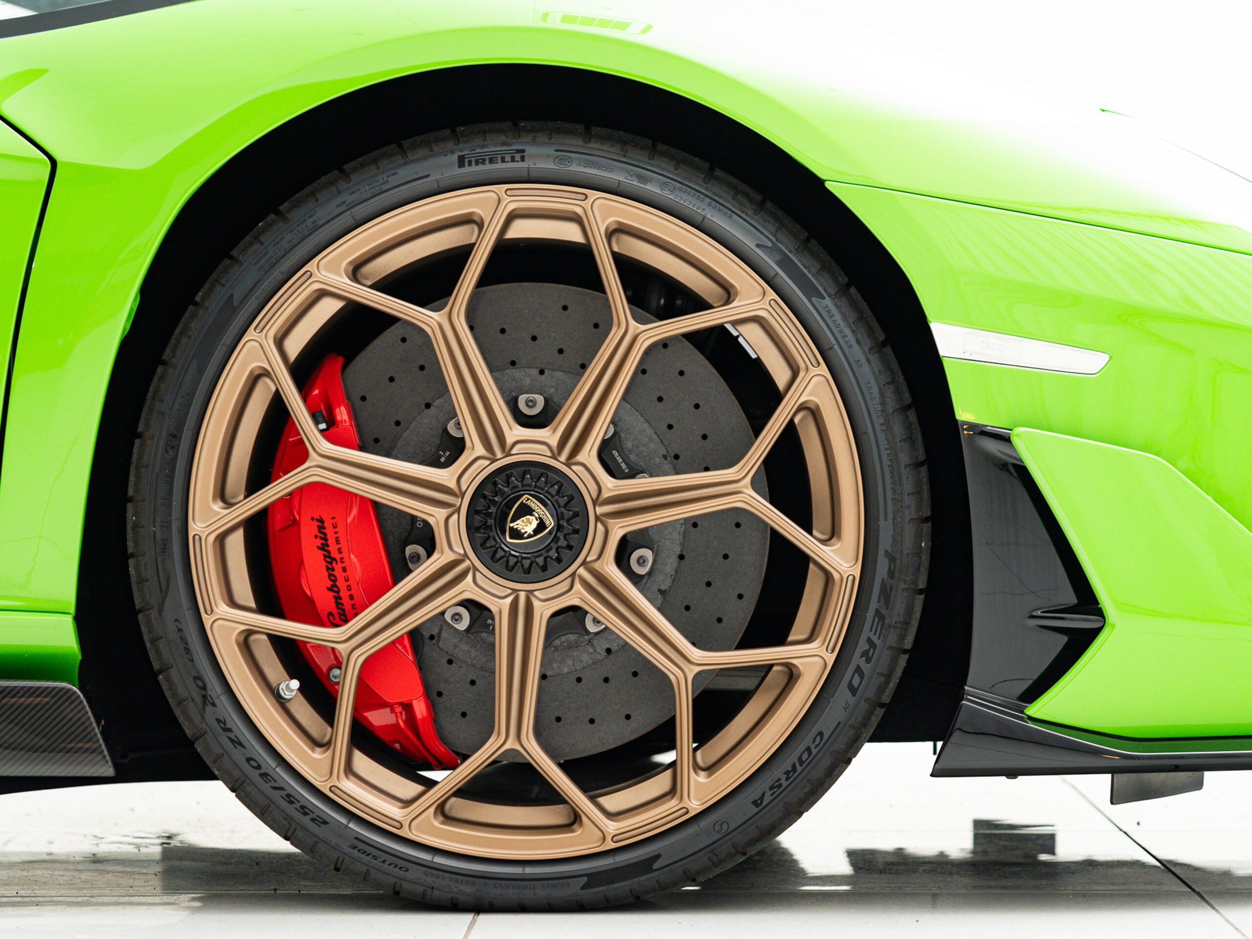 2019 Lamborghini Aventador SVJ — Photo 14 / 16