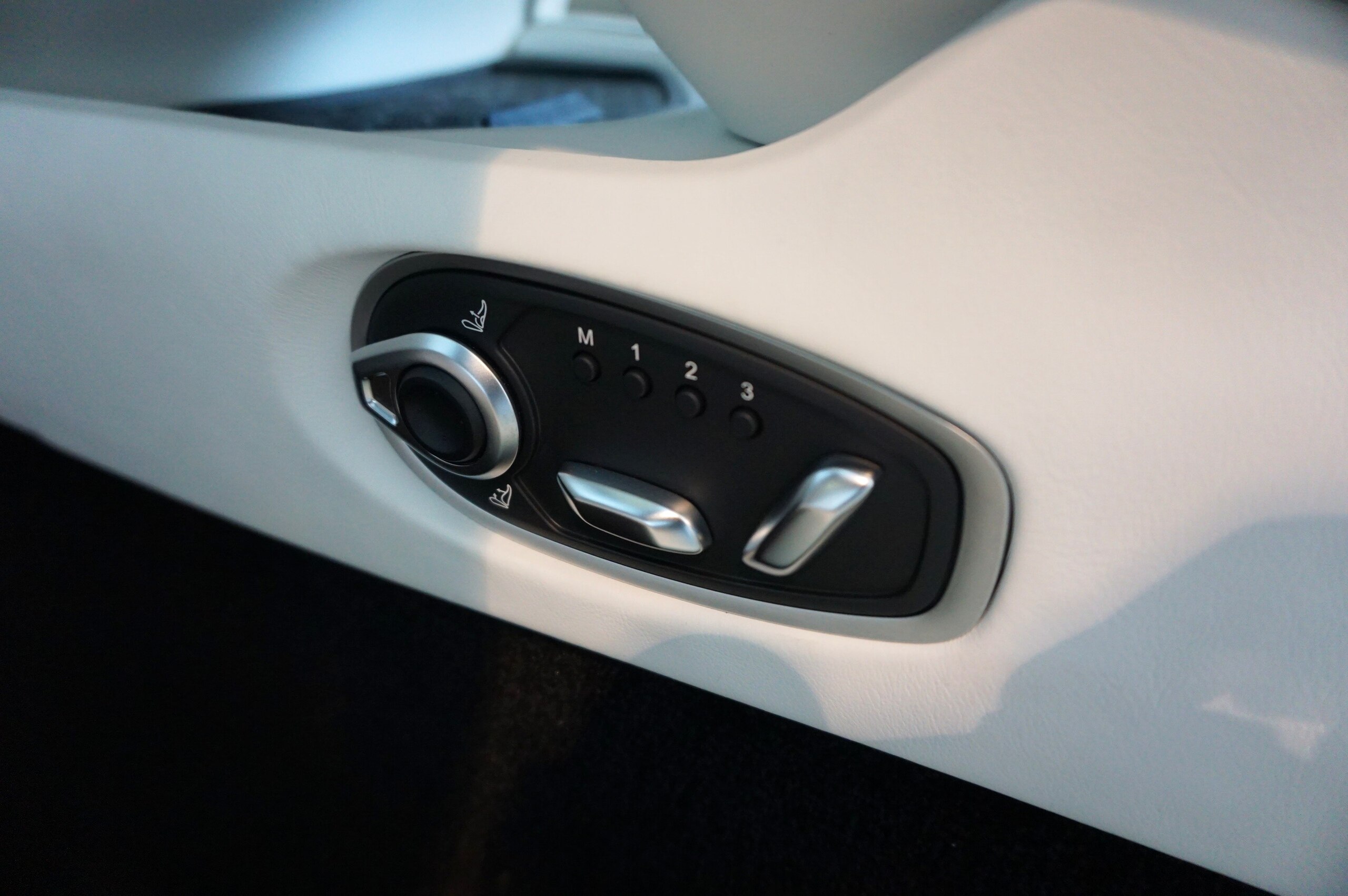 2024 Aston Martin DB12 Volante — Photo 30 / 45