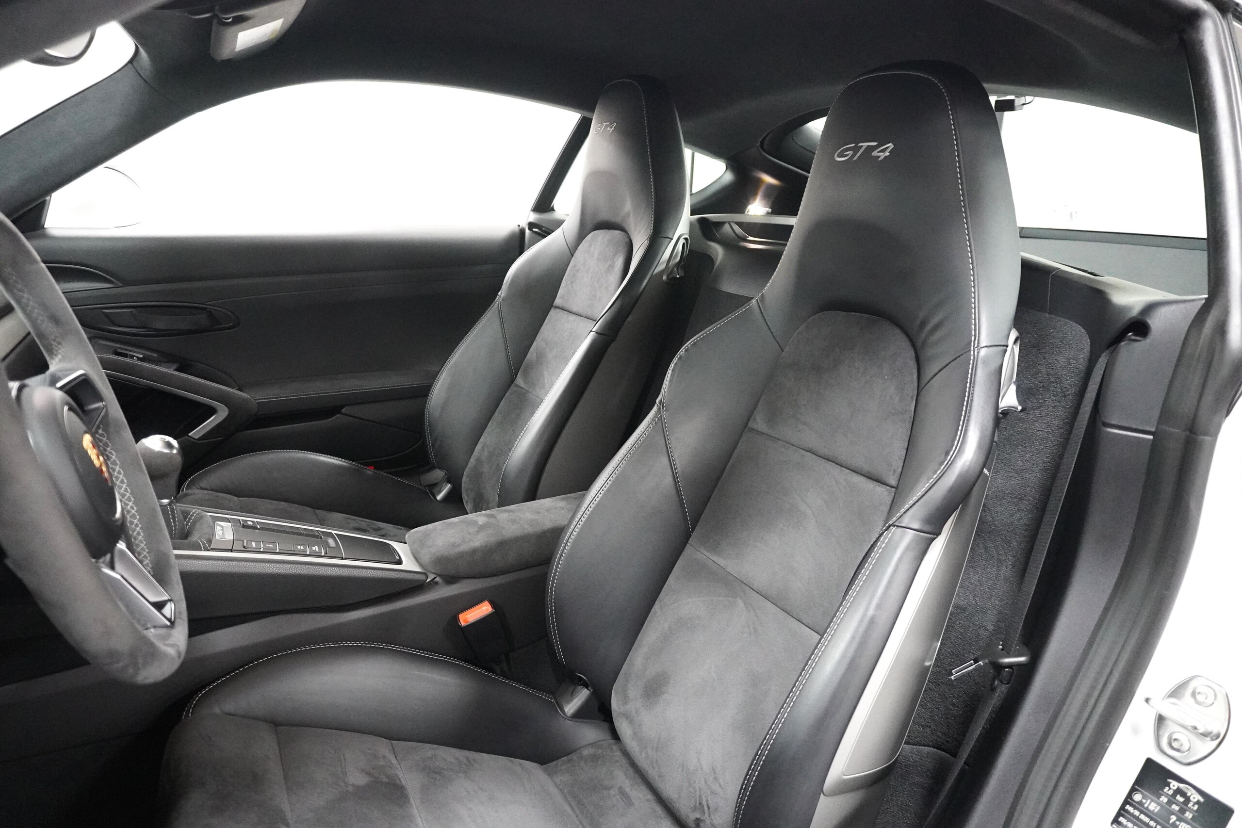 2015 Porsche Cayman GT4 — Photo 11 / 17