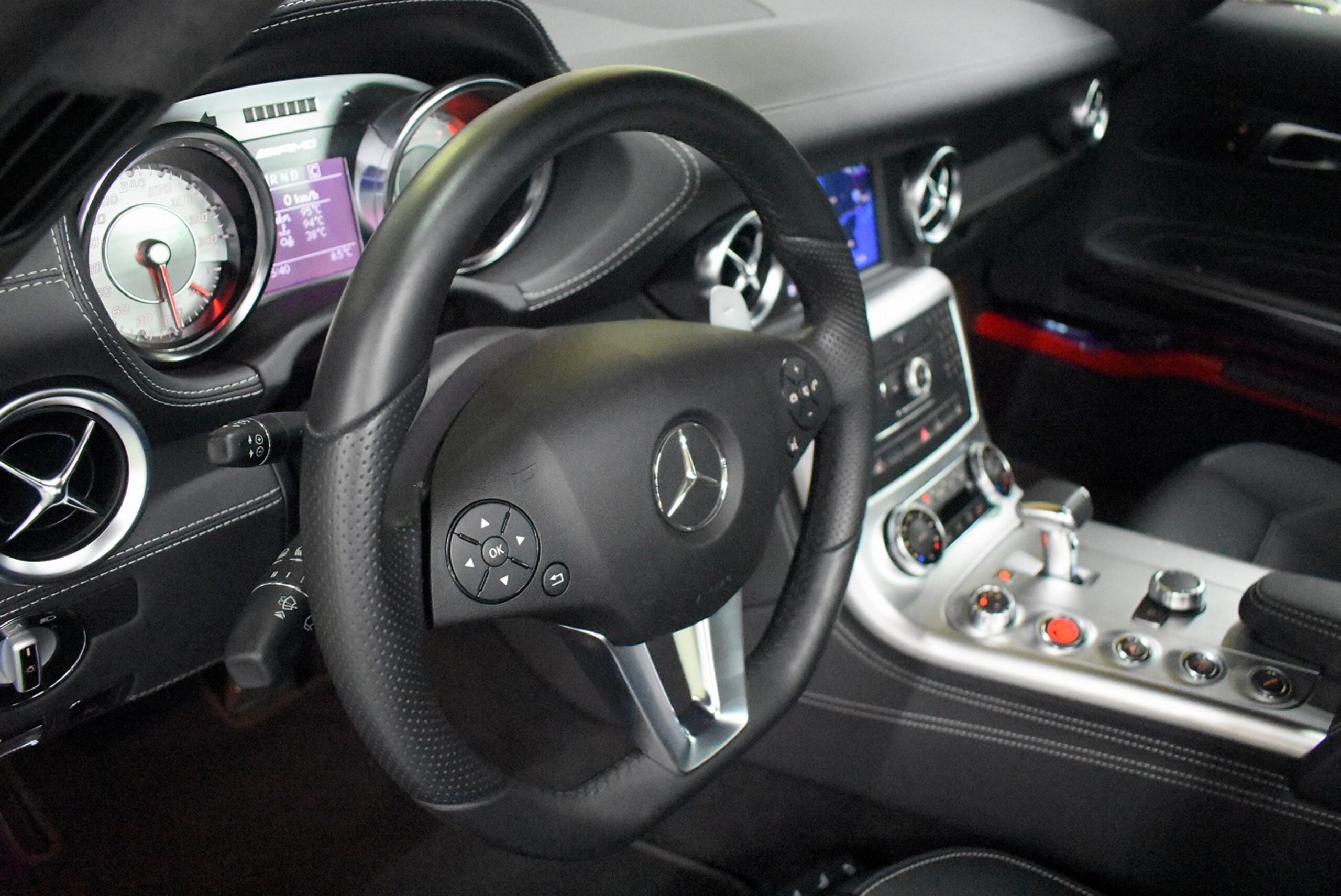 2010 Mercedes Benz SLS AMG — Photo 13 / 26