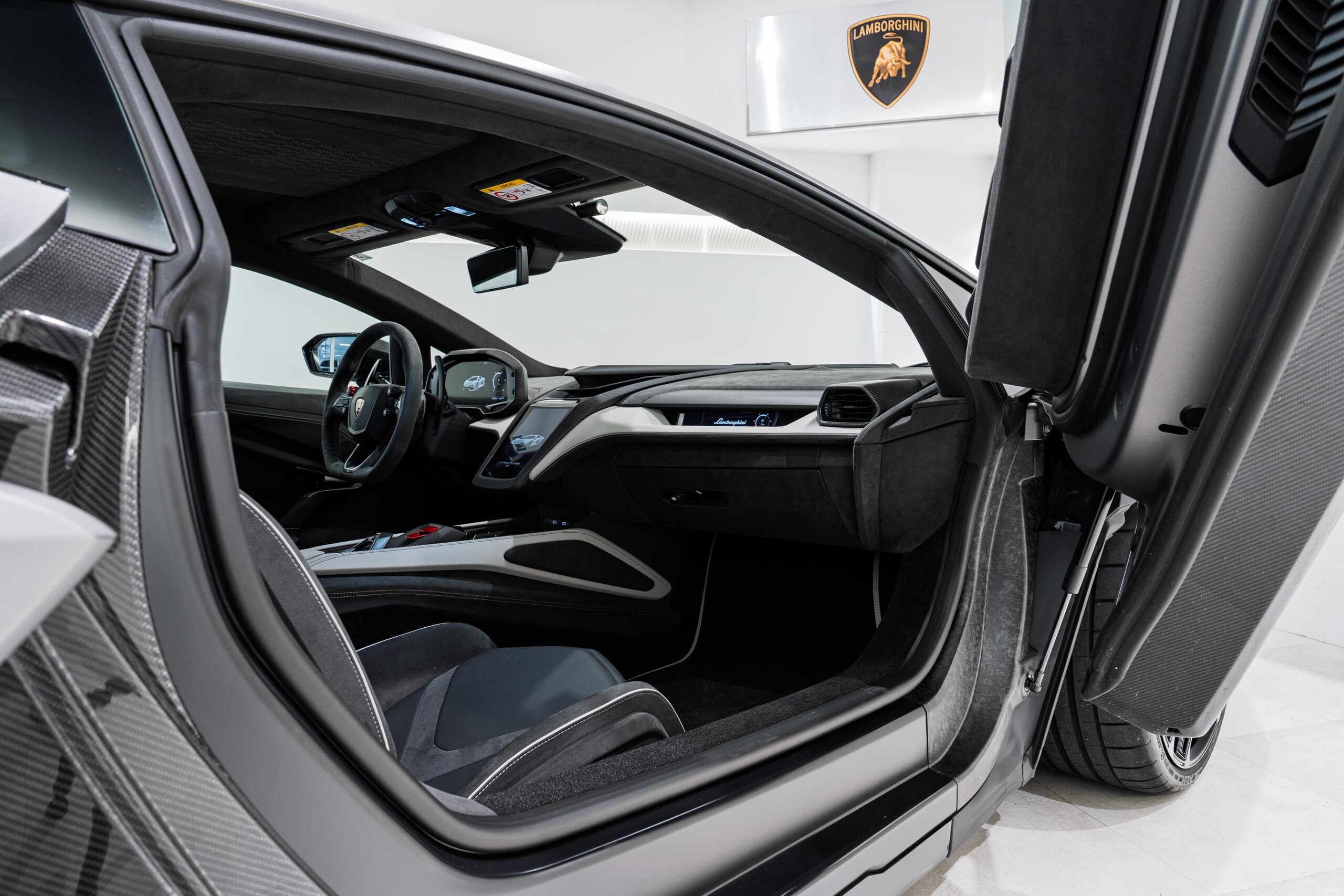 2024 Lamborghini Revuelto — Photo 25 / 31