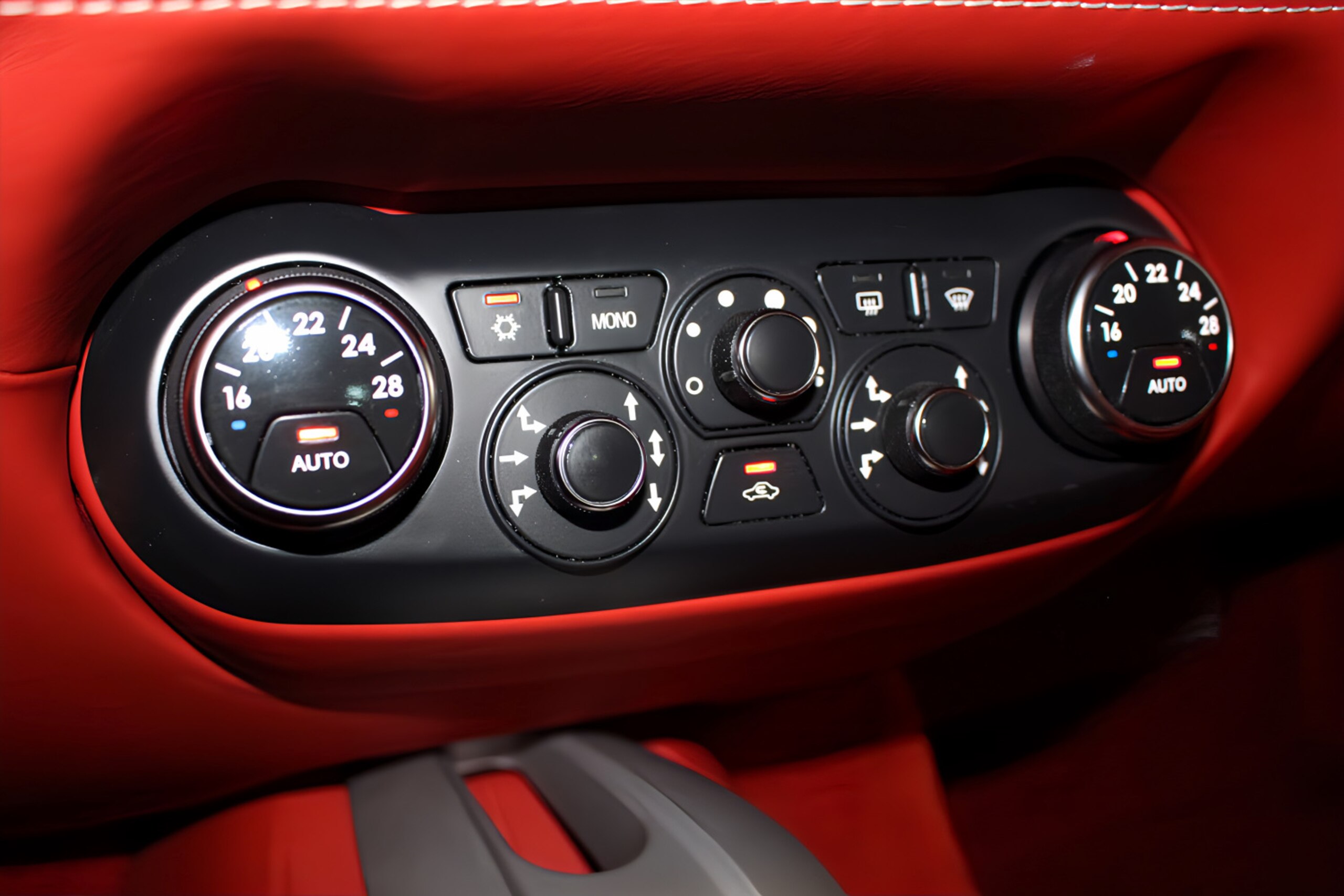 2013 Ferrari F12 Berlinetta — Photo 33 / 48
