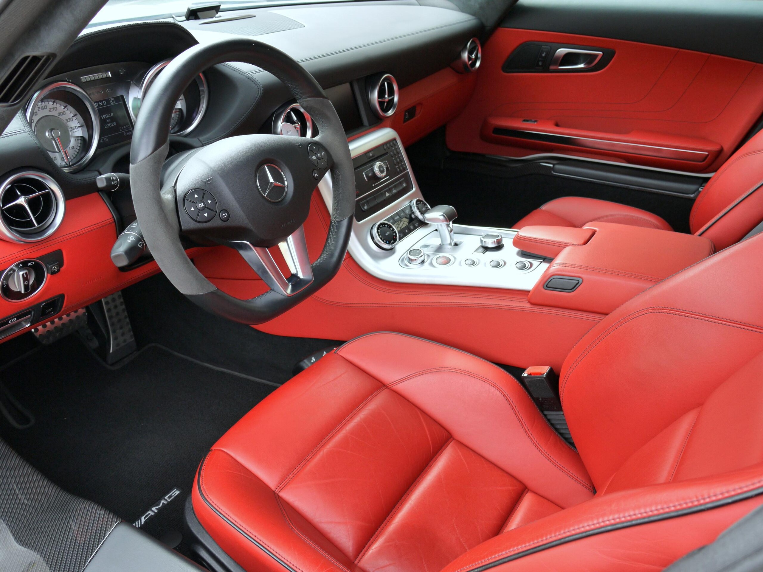 2010 Mercedes Benz SLS AMG — Photo 7 / 11
