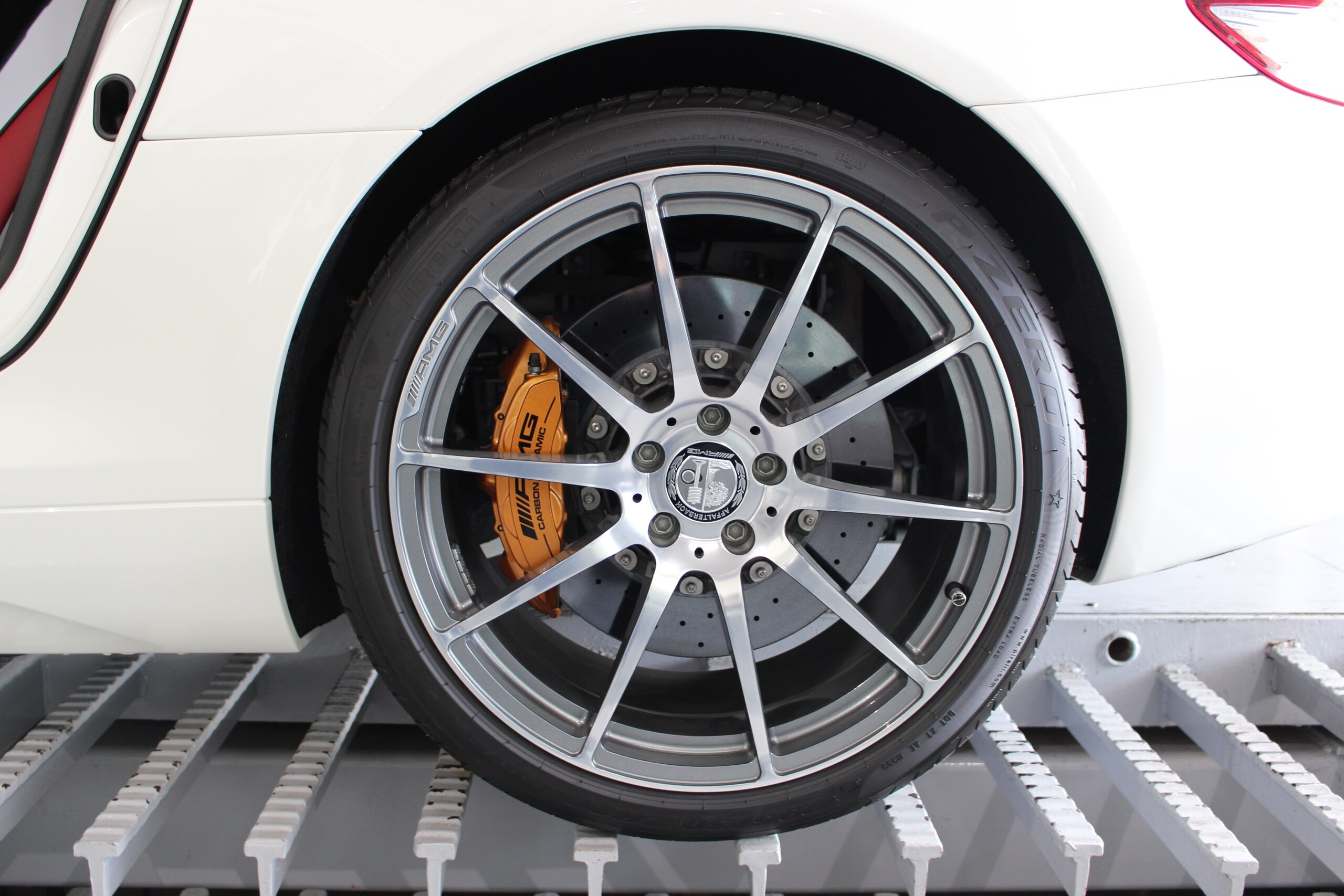 2010 Mercedes Benz SLS AMG — Photo 9 / 20