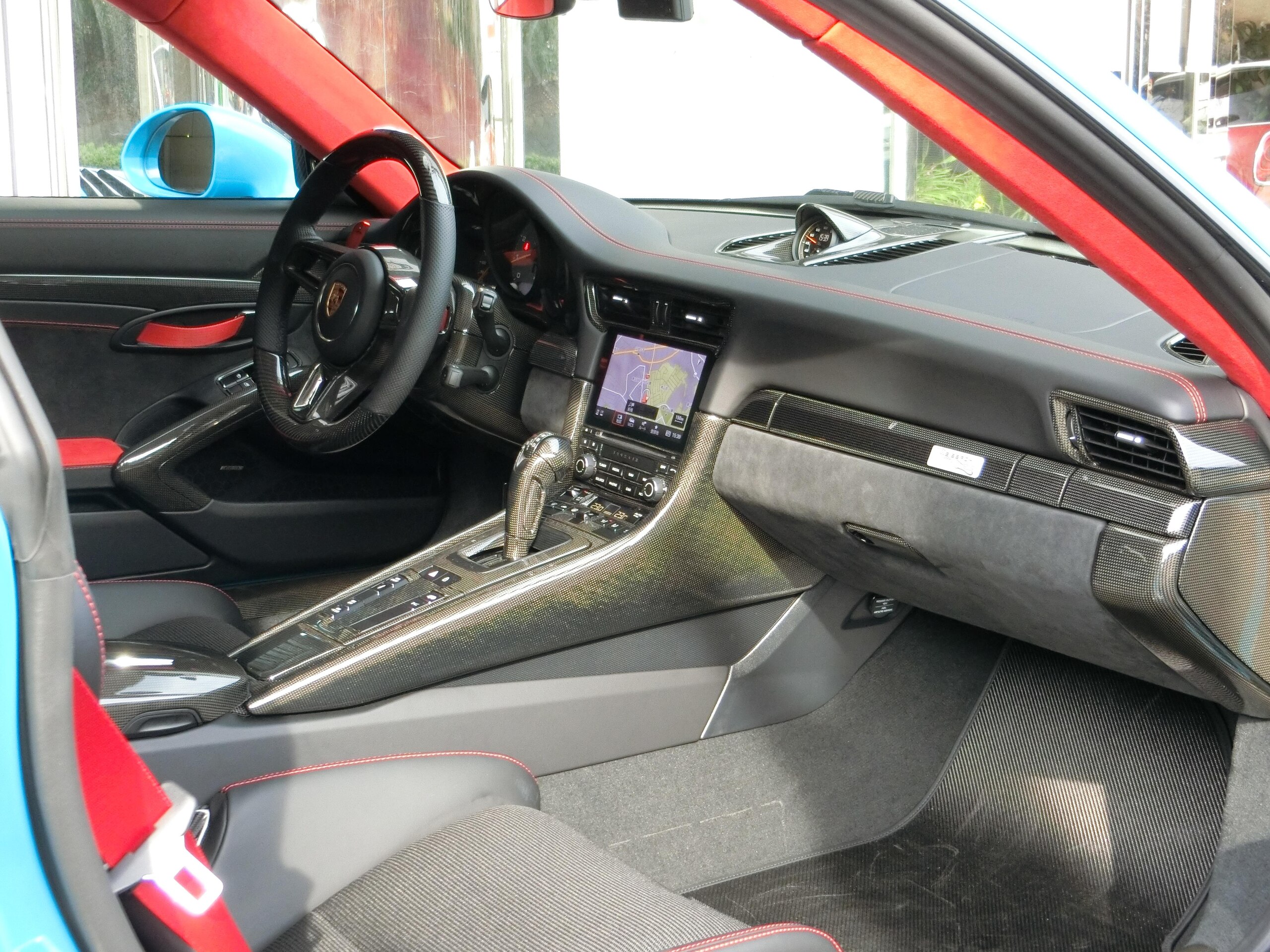 2019 Porsche 911 GT2 RS — Photo 15 / 18