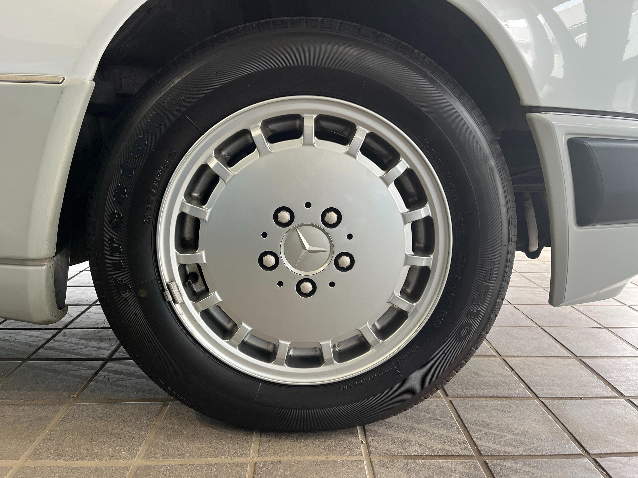 1991 Mercedes Benz 300CE-24 — Photo 15 / 18