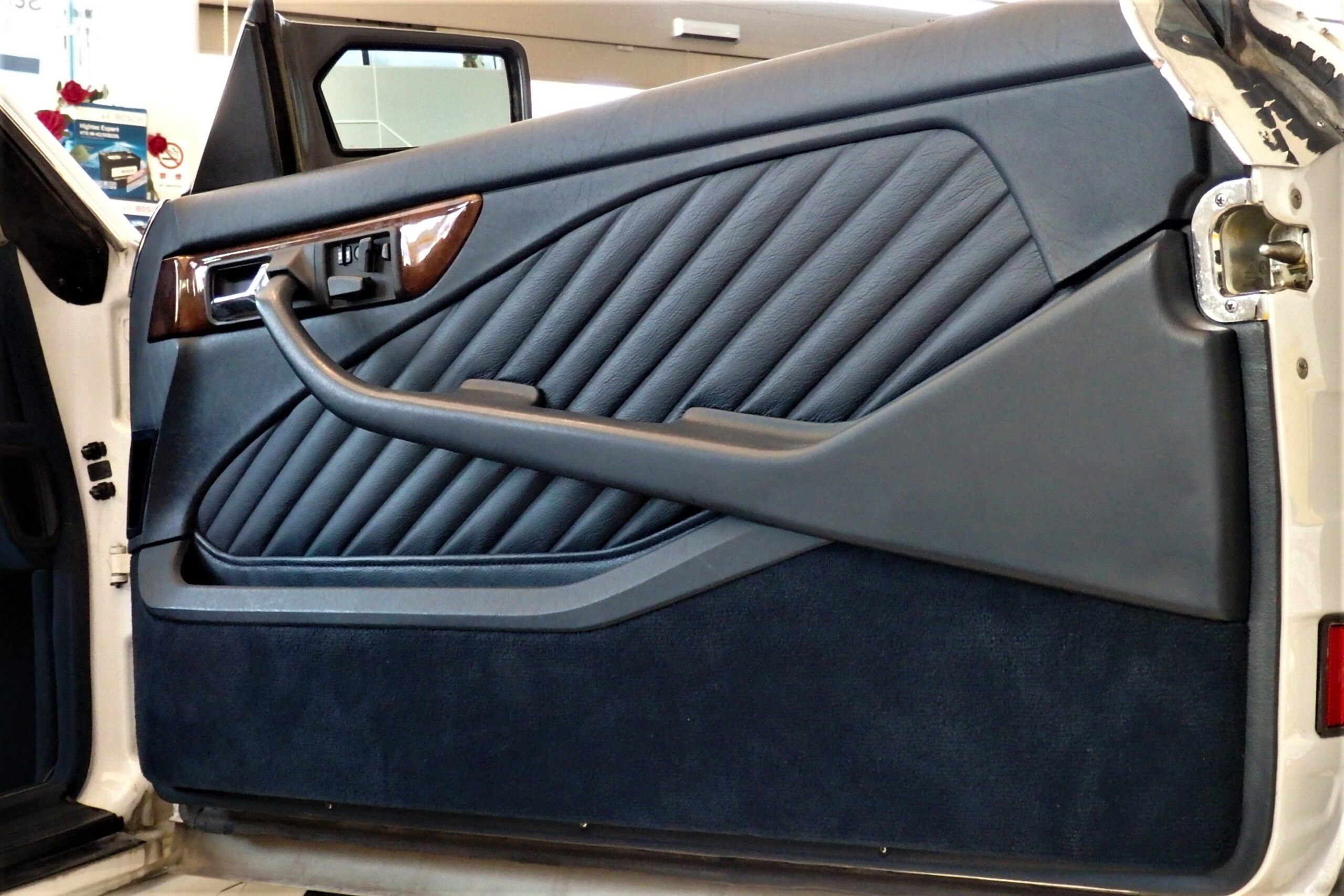 1990 Mercedes Benz 560SEC — Photo 18 / 22