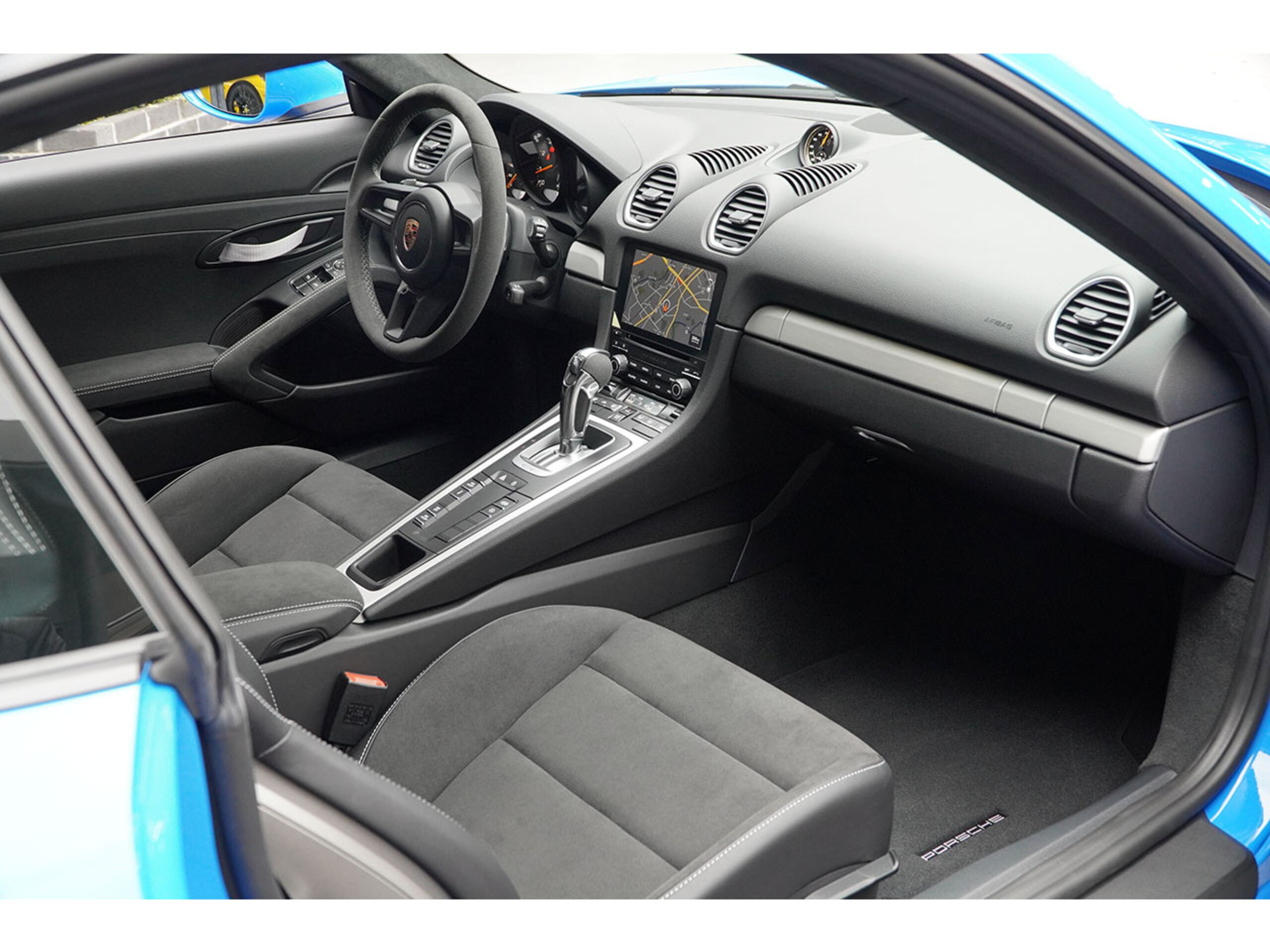 2023 Porsche 718 Cayman GT4 — Photo 17 / 18