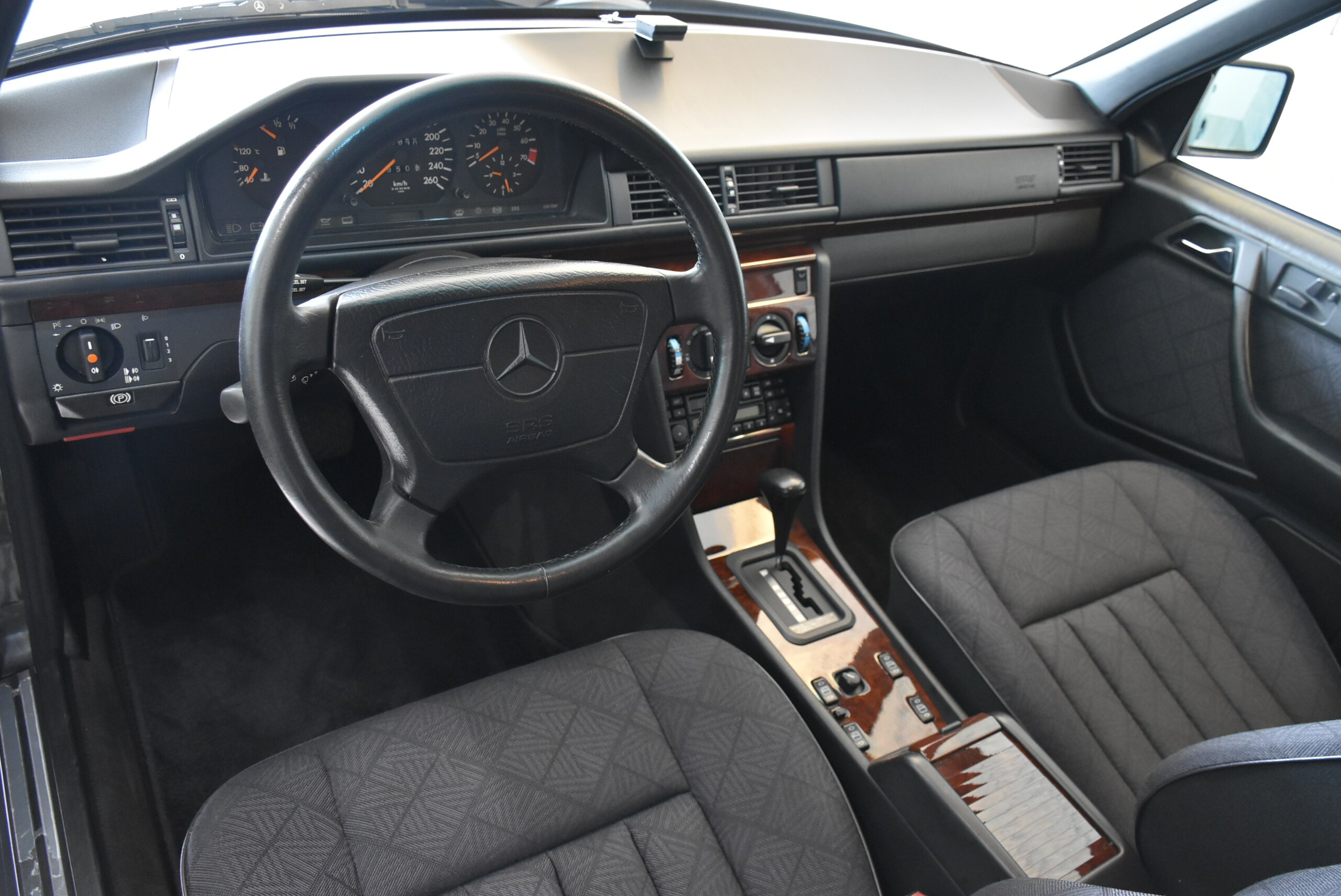 1995 Mercedes Benz E320 — Photo 8 / 14