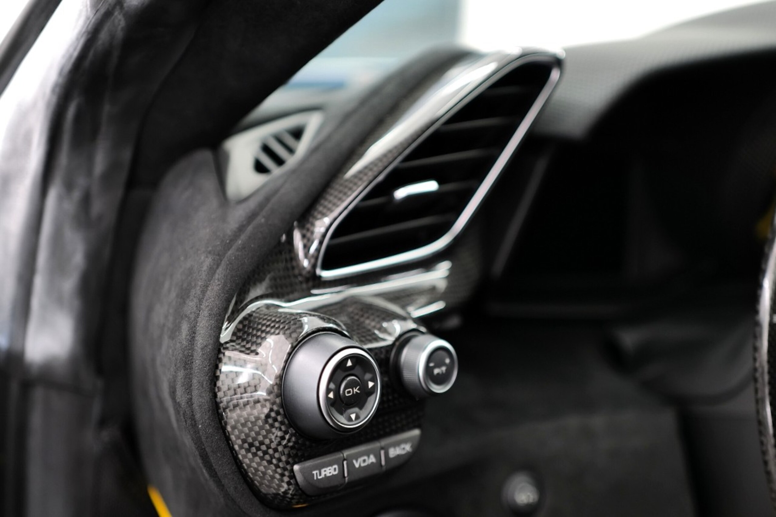 2019 Ferrari 488 Pista — Photo 11 / 21