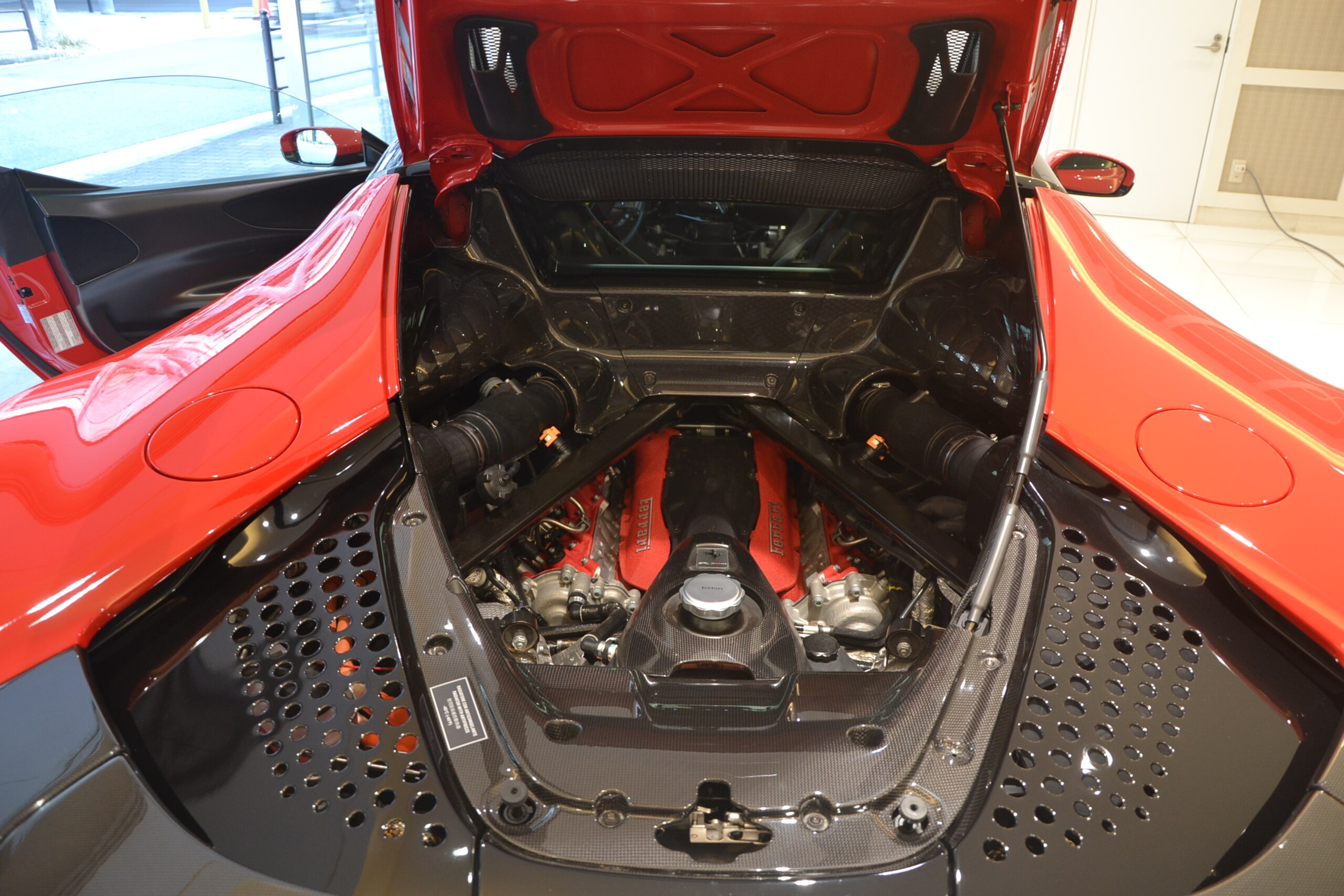 2021 Ferrari SF90 Stradale — Photo 10 / 19