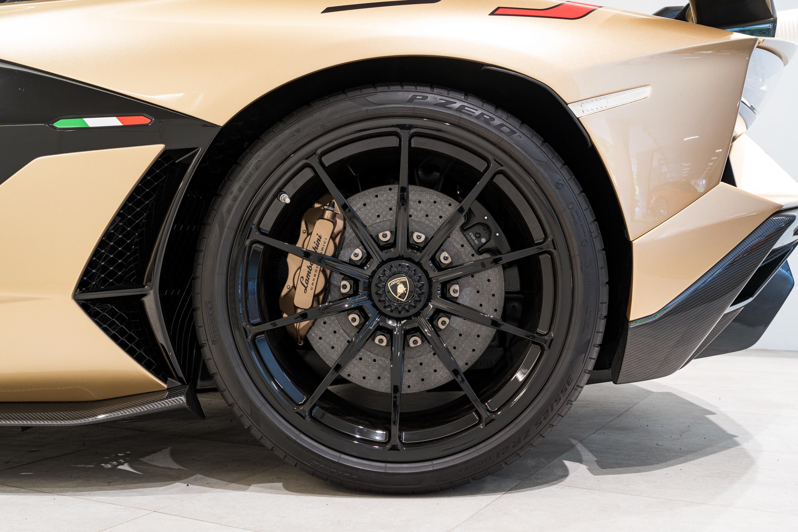 2021 Lamborghini Aventador SVJ Roadster — Photo 12 / 27