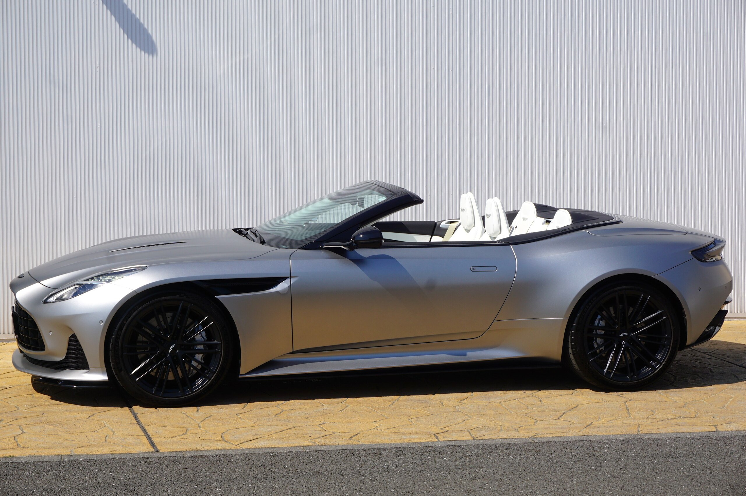 2024 Aston Martin DB12 Volante — Photo 10 / 45