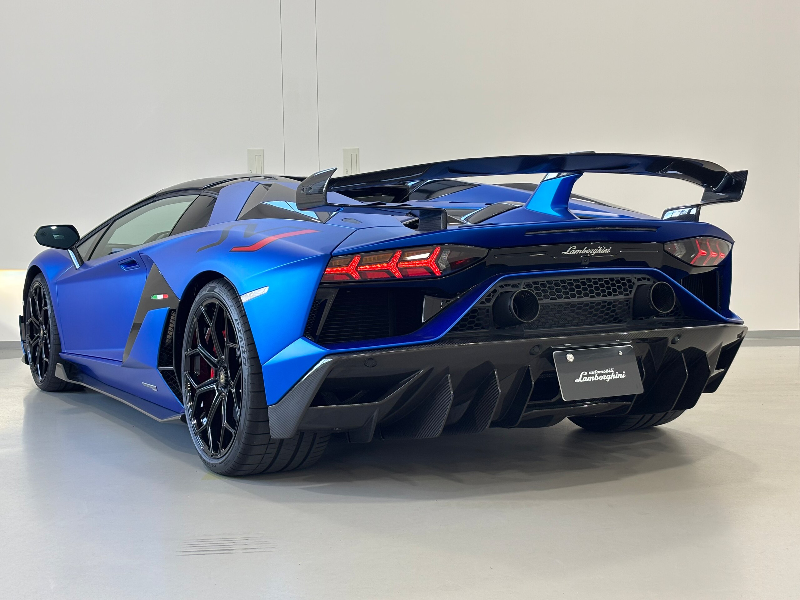 2020 Lamborghini Aventador SVJ Roadster — Photo 13 / 40