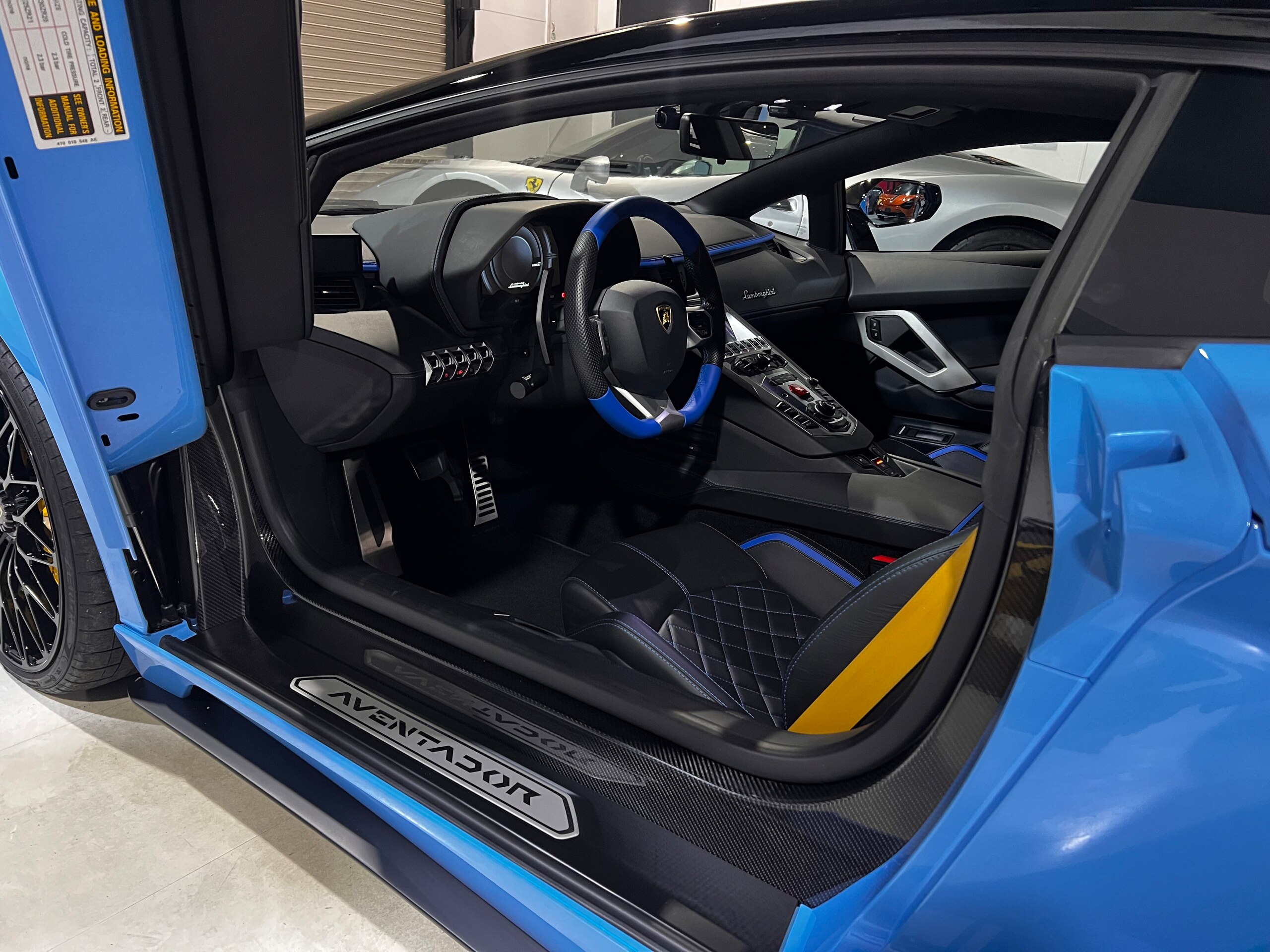 2017 Lamborghini Aventador S — Photo 6 / 15