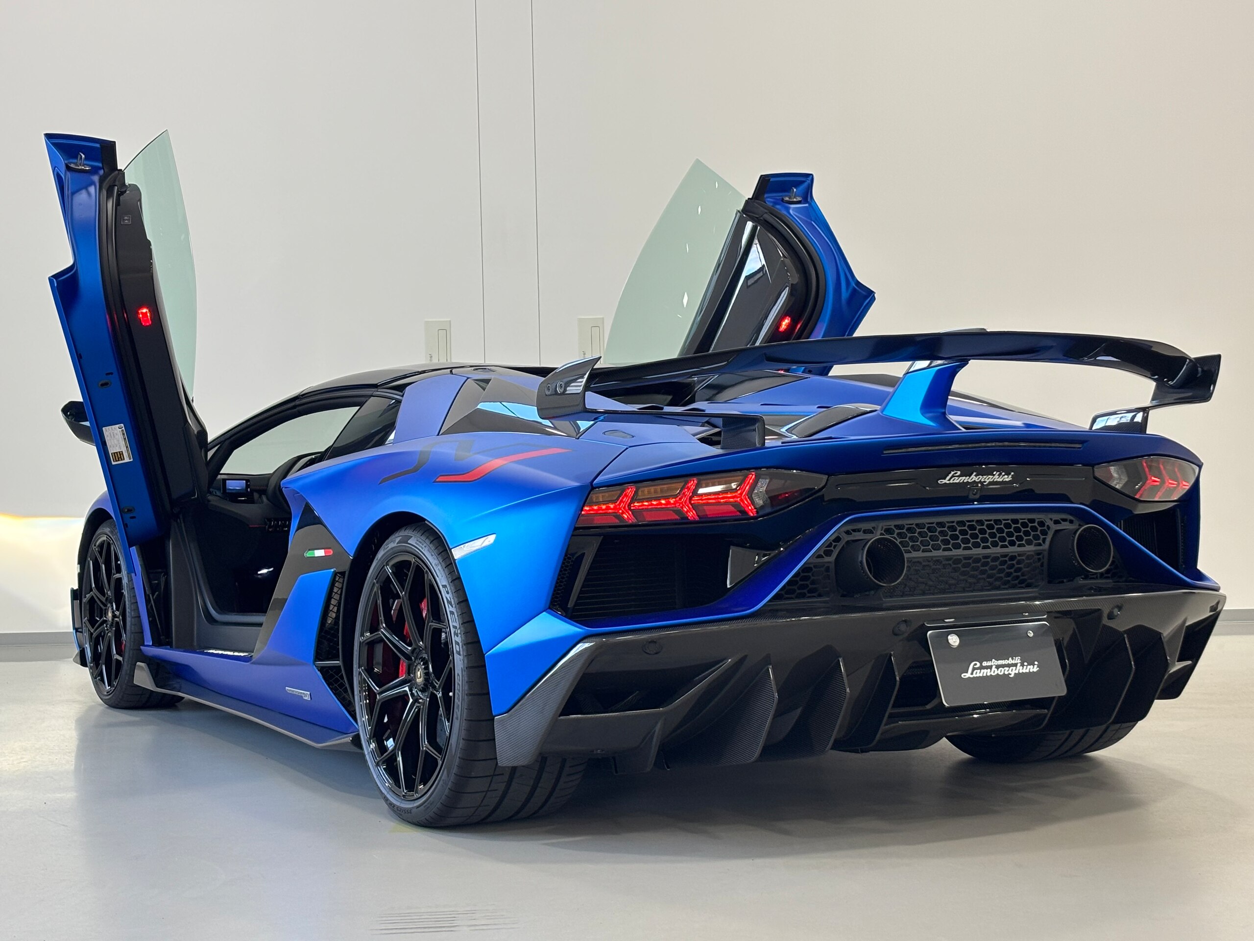 2020 Lamborghini Aventador SVJ Roadster — Photo 12 / 40