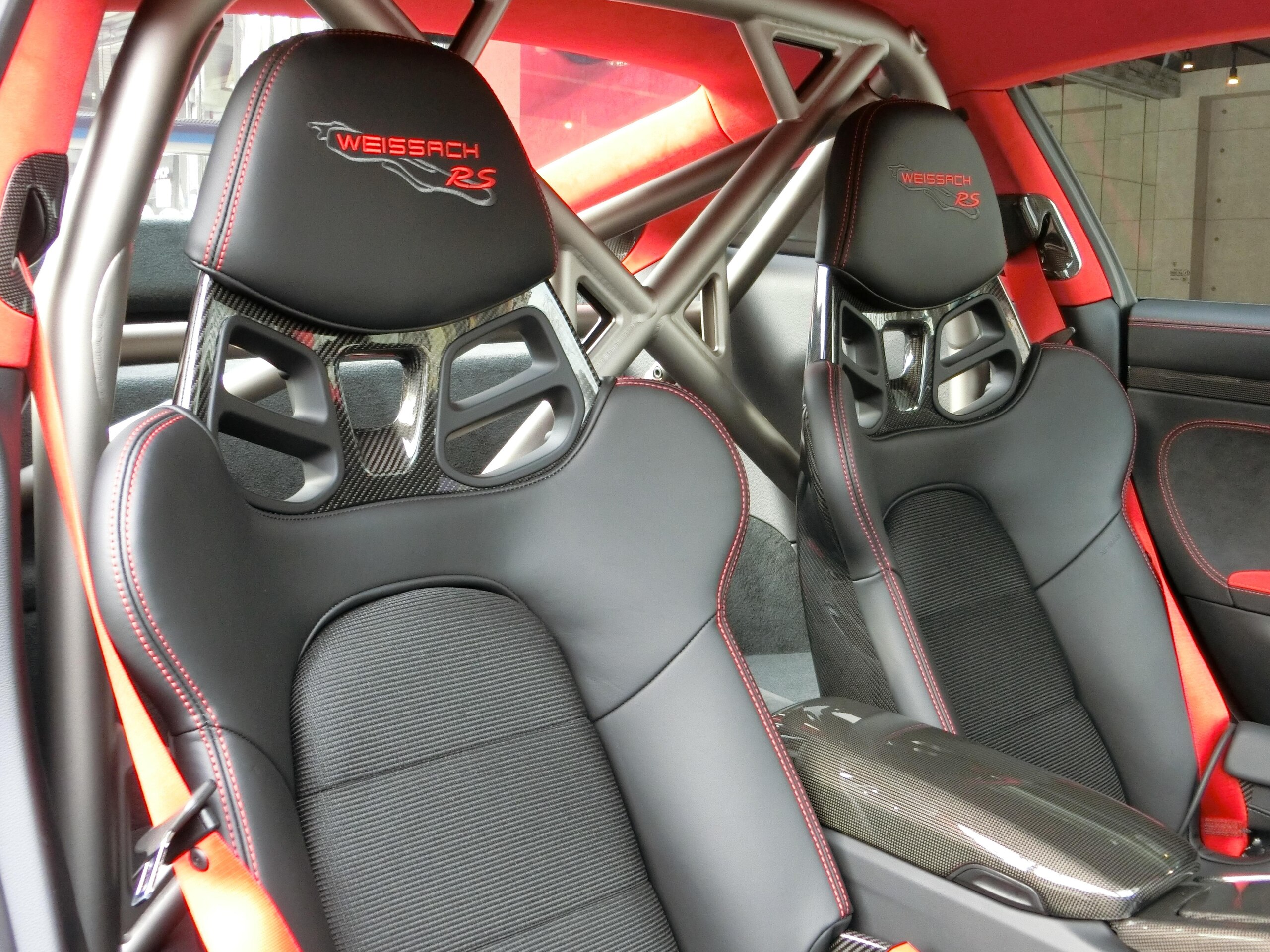 2019 Porsche 911 GT2 RS — Photo 9 / 18