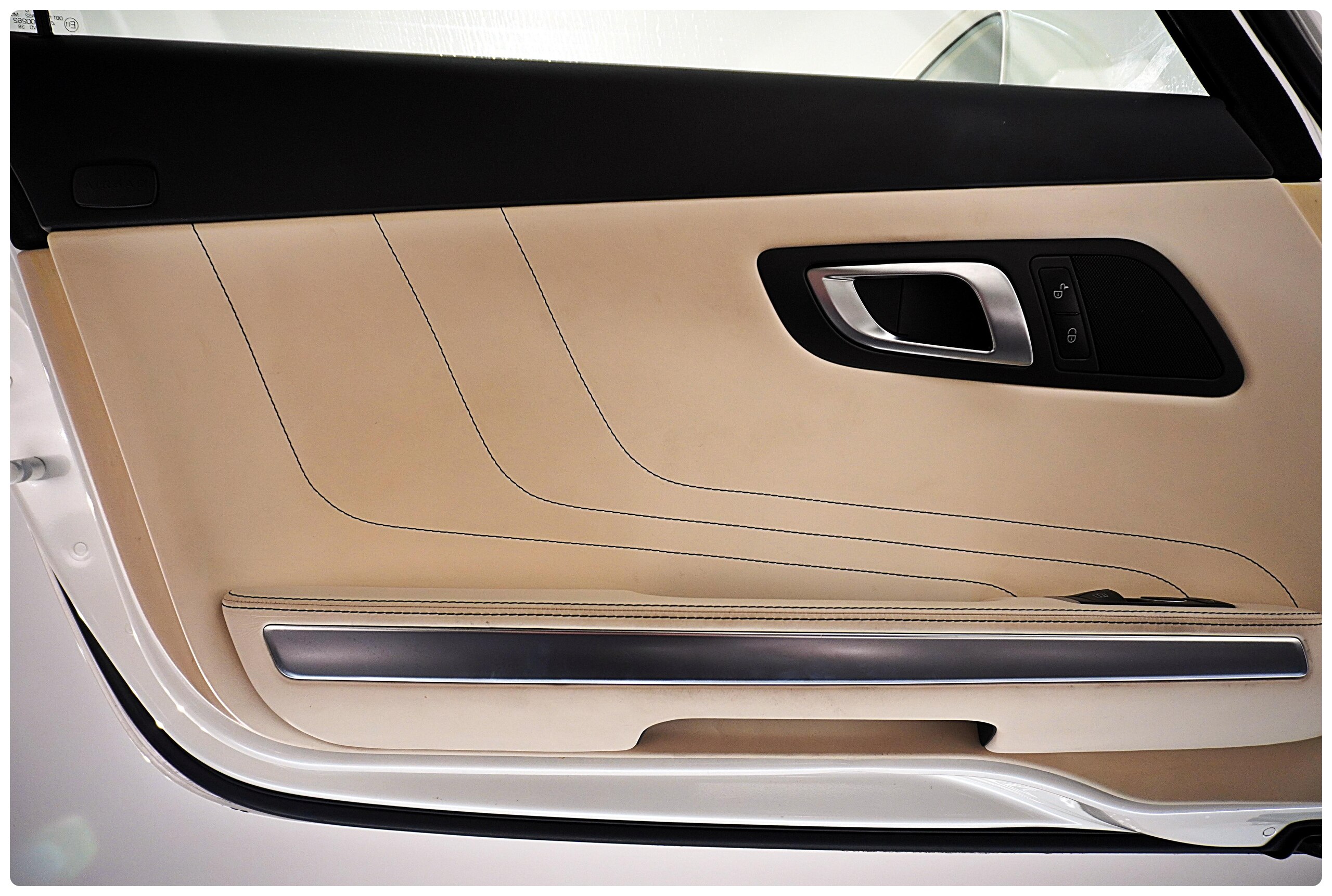 2010 Mercedes Benz SLS AMG — Photo 33 / 38
