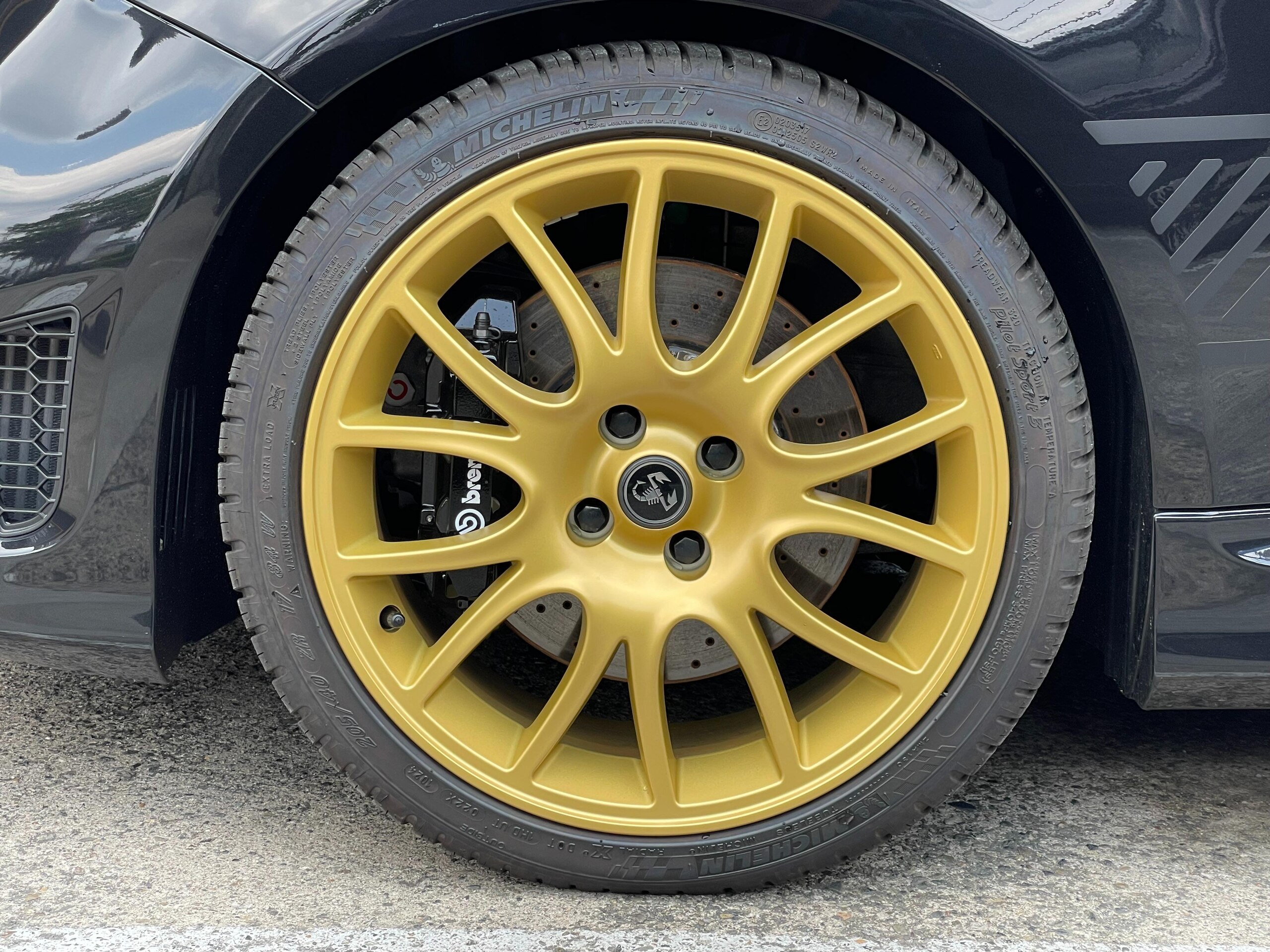 2025 Abarth 695 75th Anniversary — Photo 10 / 33