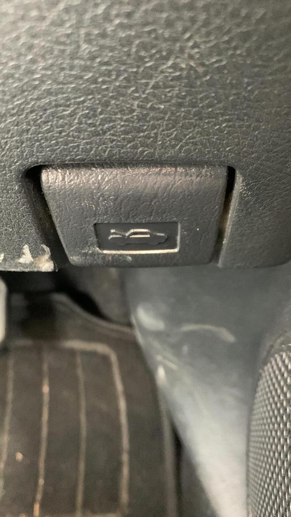 2019 Toyota Vitz — Photo 20 / 21